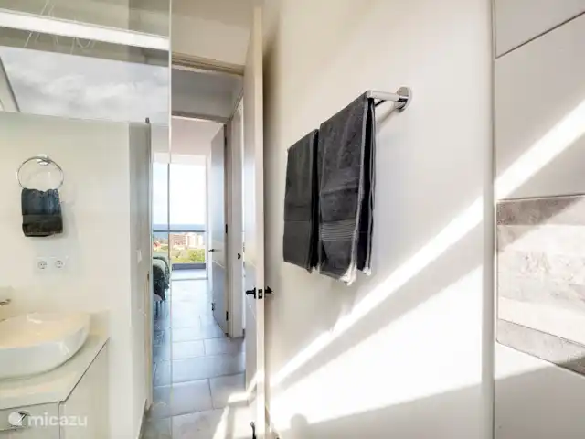 Location de Vacances Curaçao, Curaçao-Centre, Willemstad, appartement - Magna Vista : climatisation complète, piscine, salle de sport Salle de bain à côté de la deuxième chambre