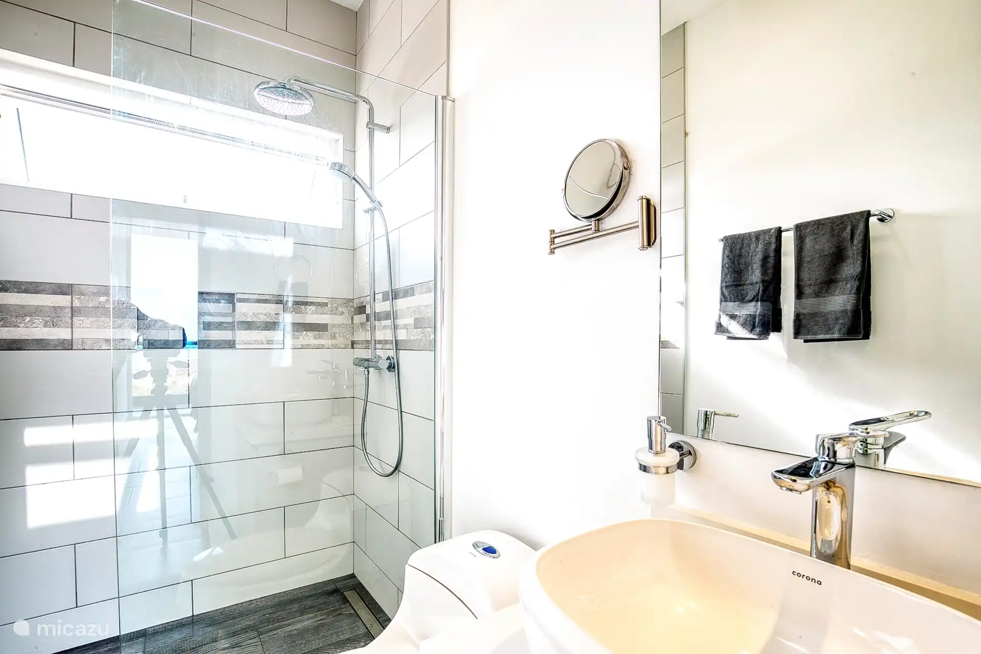 Bathroom next to the second bedroom