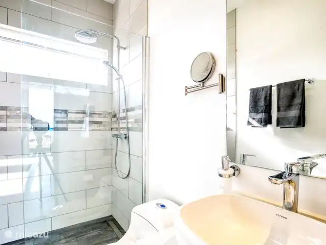 Location de Vacances Curaçao, Curaçao-Centre, Willemstad, appartement - Magna Vista : climatisation complète, piscine, salle de sport Salle de bain à côté de la deuxième chambre