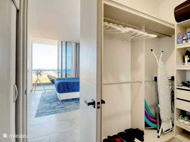 Location de Vacances Curaçao, Curaçao-Centre, Willemstad, appartement - Magna Vista : climatisation complète, piscine, salle de sport Chambre des maîtres et walk-in