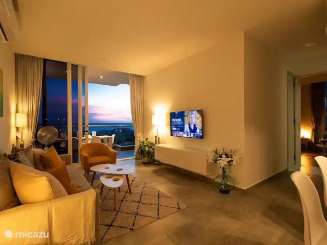 Location de Vacances Curaçao, Curaçao-Centre, Willemstad, appartement - Magna Vista : climatisation complète, piscine, salle de sport Salon, balcon, couloir et chambre principale