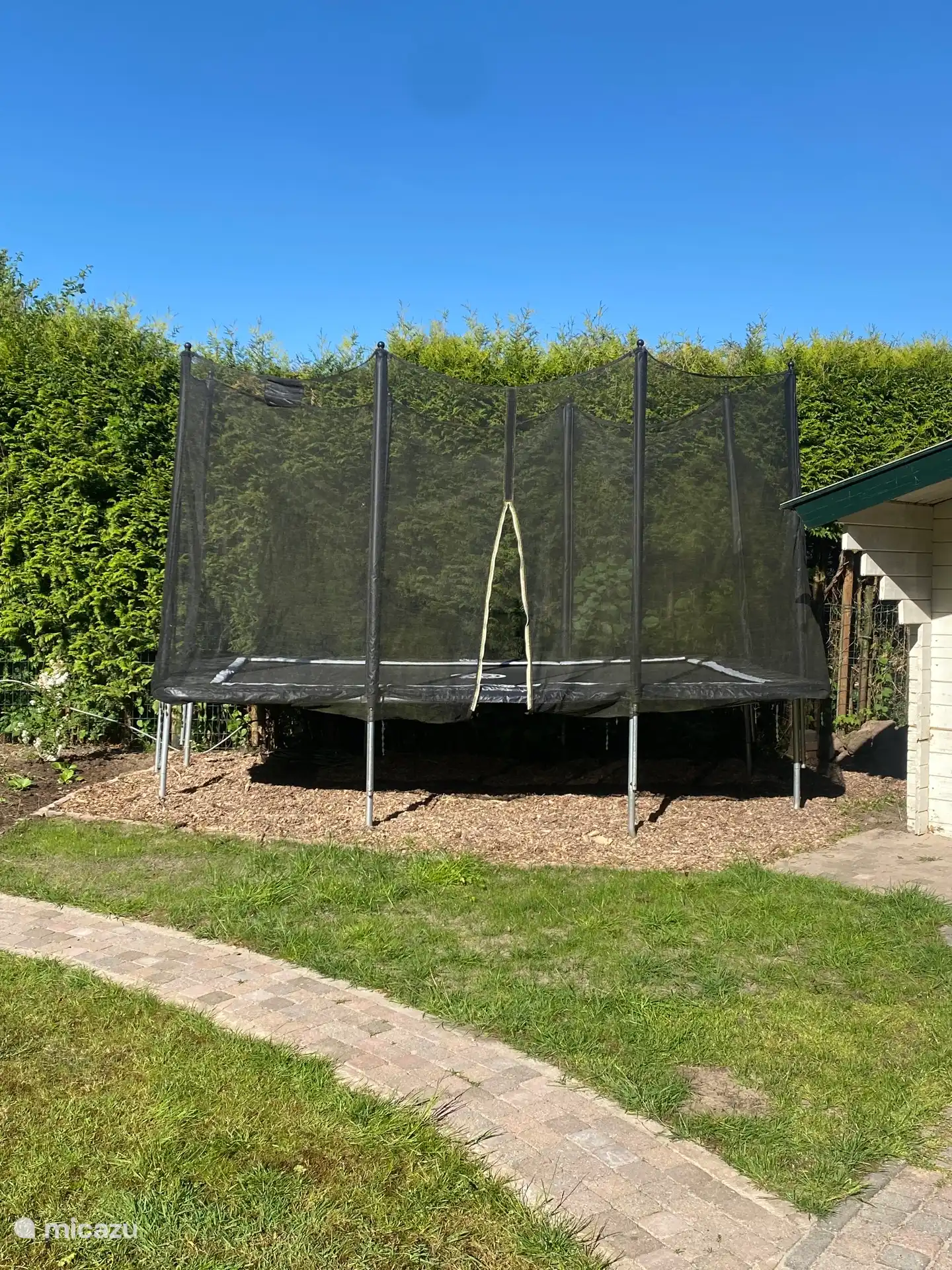 Un gran trampolín con red de seguridad para los niños