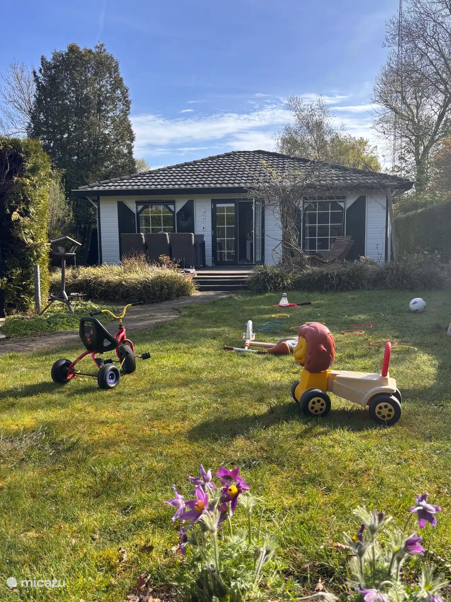 Een heerlijke tuin voor kinderen om te spelen met heel veel speelgoed.