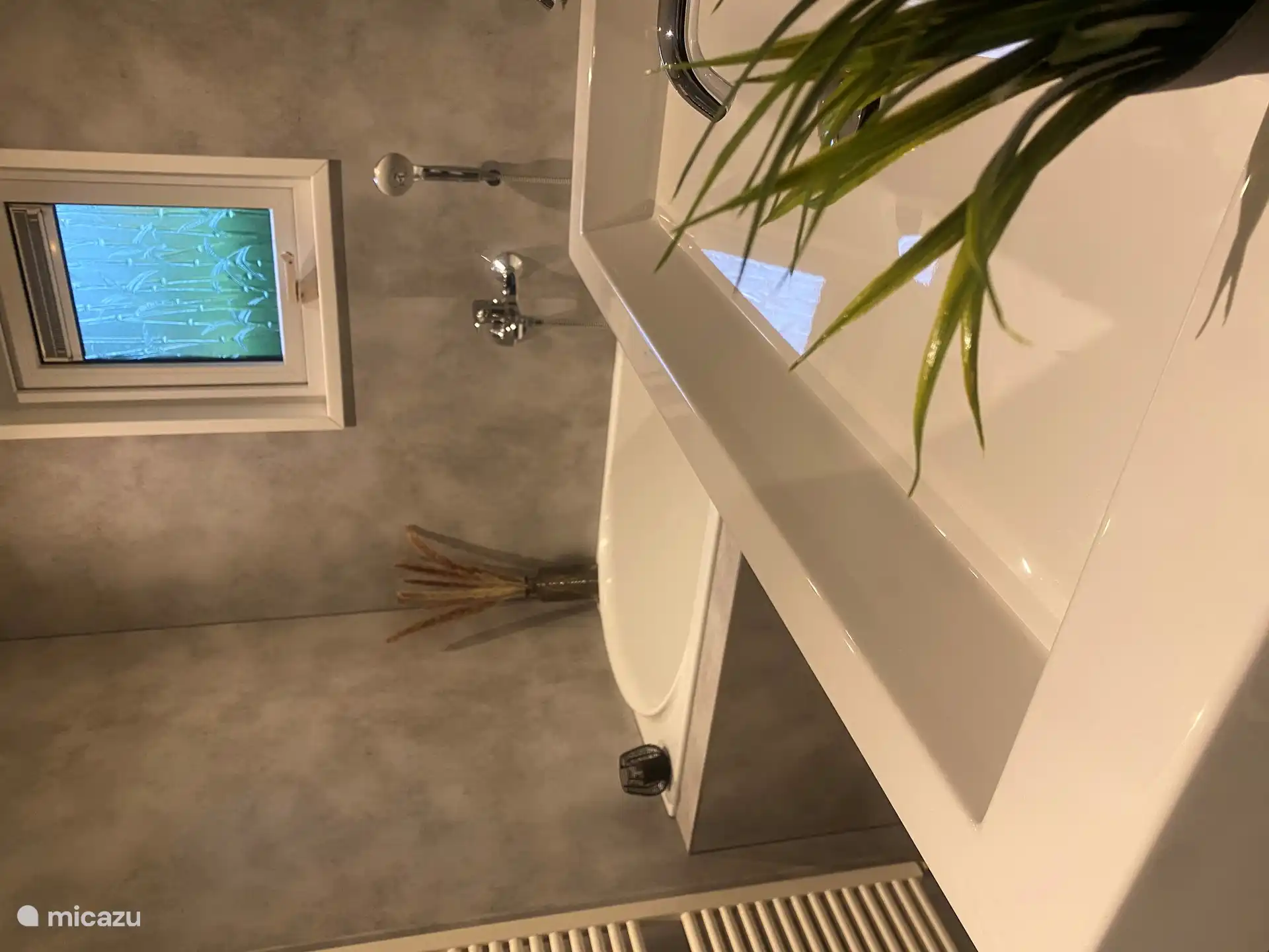 Un baño completo con bañera, ducha y lavabos dobles con espejo calefactado.