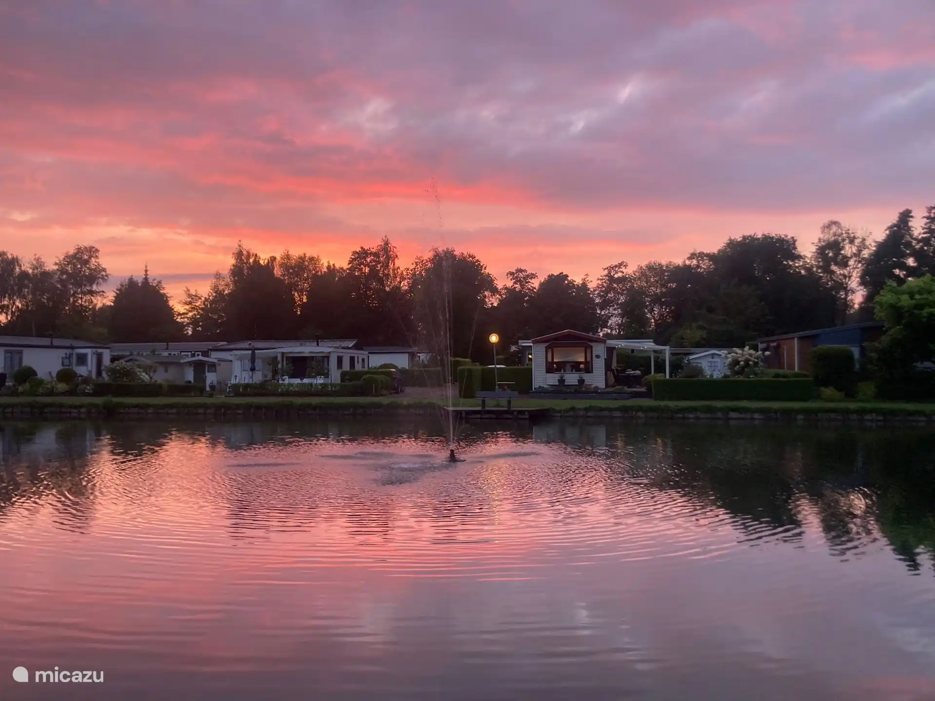 Un encantador estanque de pesca cerca de la cabaña.