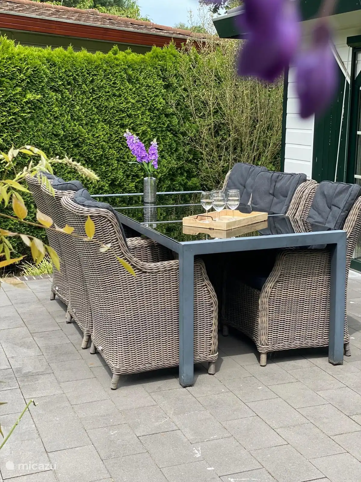 Comer al aire libre en los muebles de lujo del jardín.