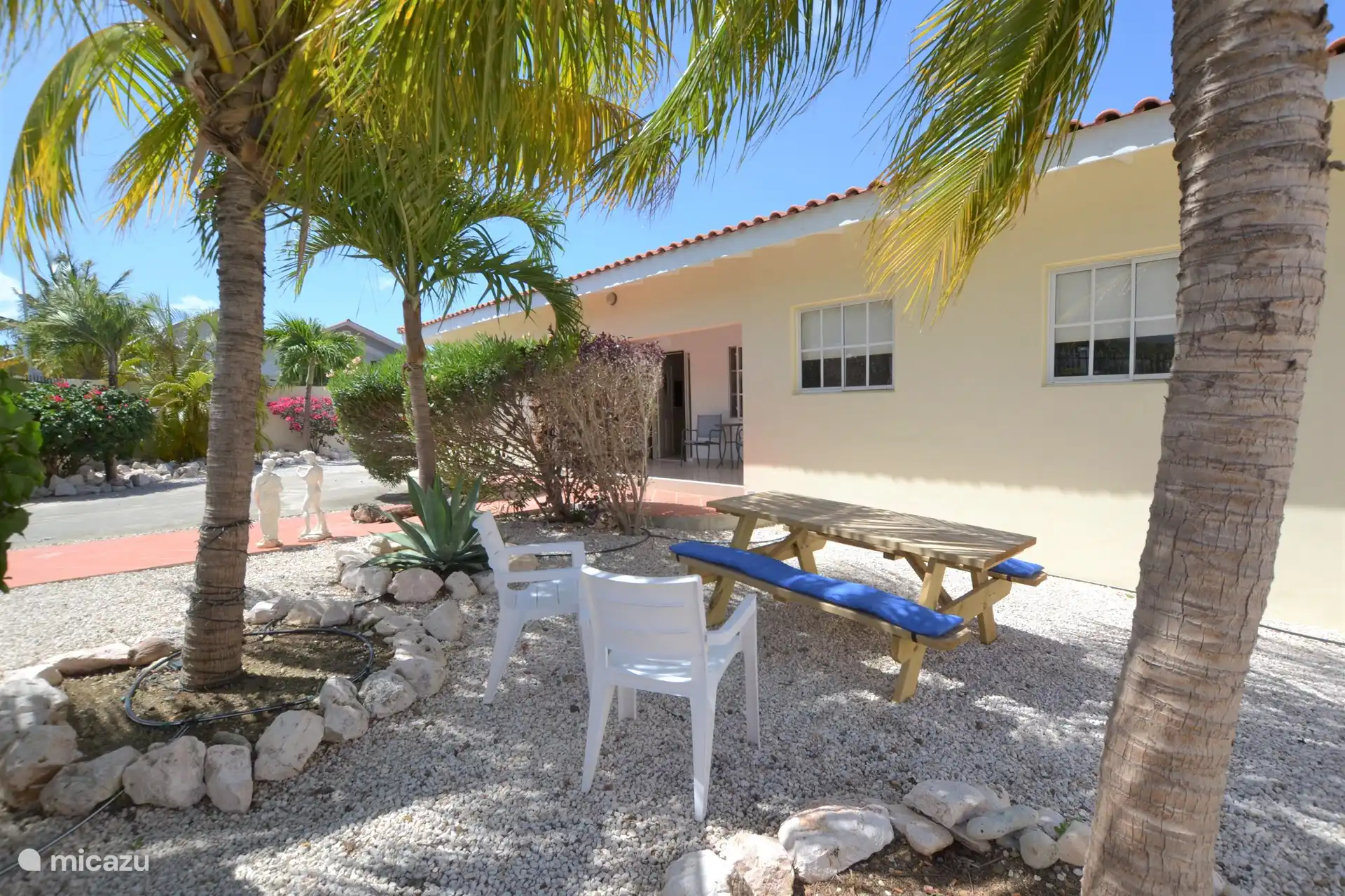 picknicktafel in voortuin