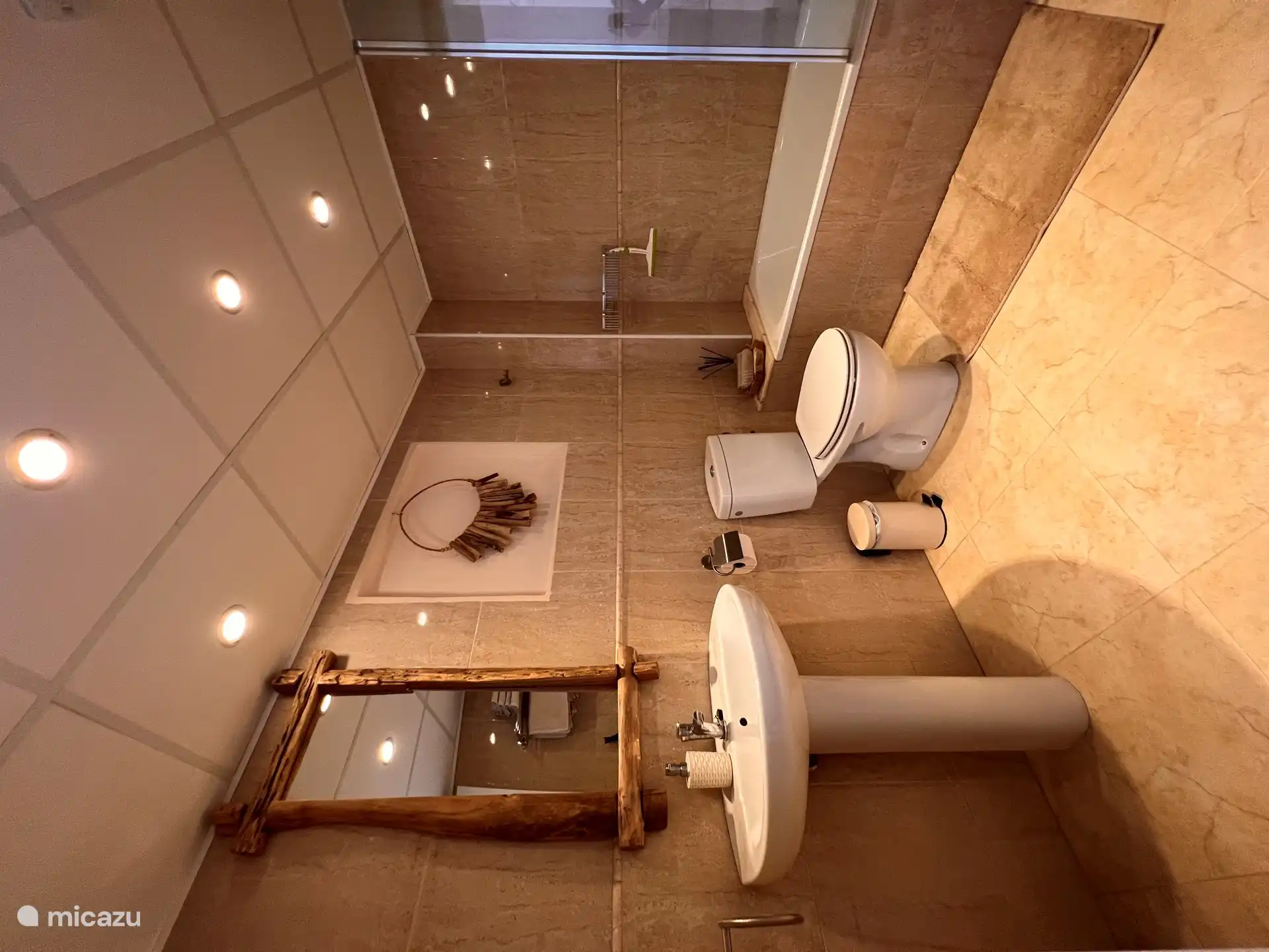 Badezimmer 1 im Erdgeschoss mit Badewanne