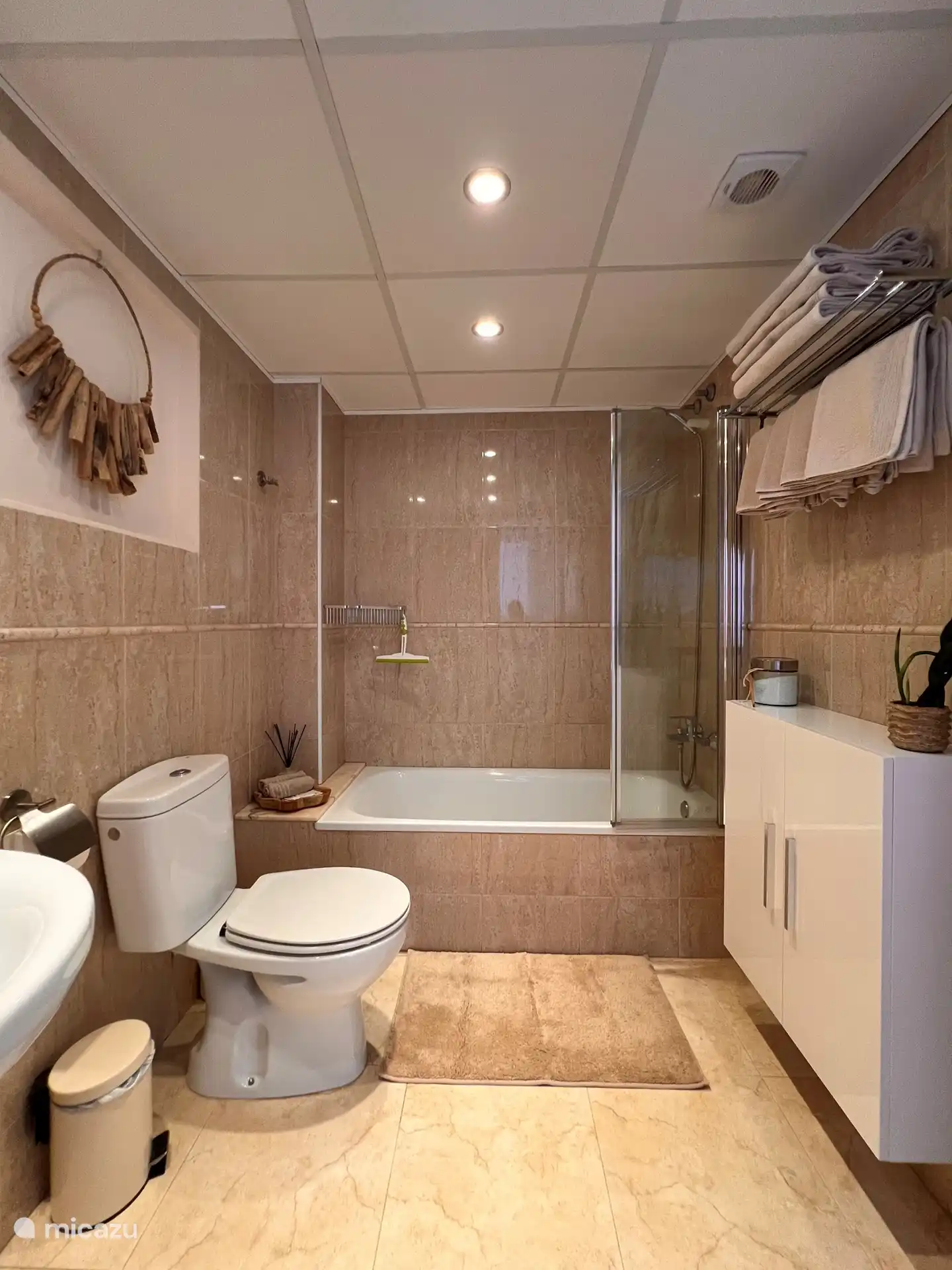 Badezimmer 1 im Erdgeschoss mit Badewanne