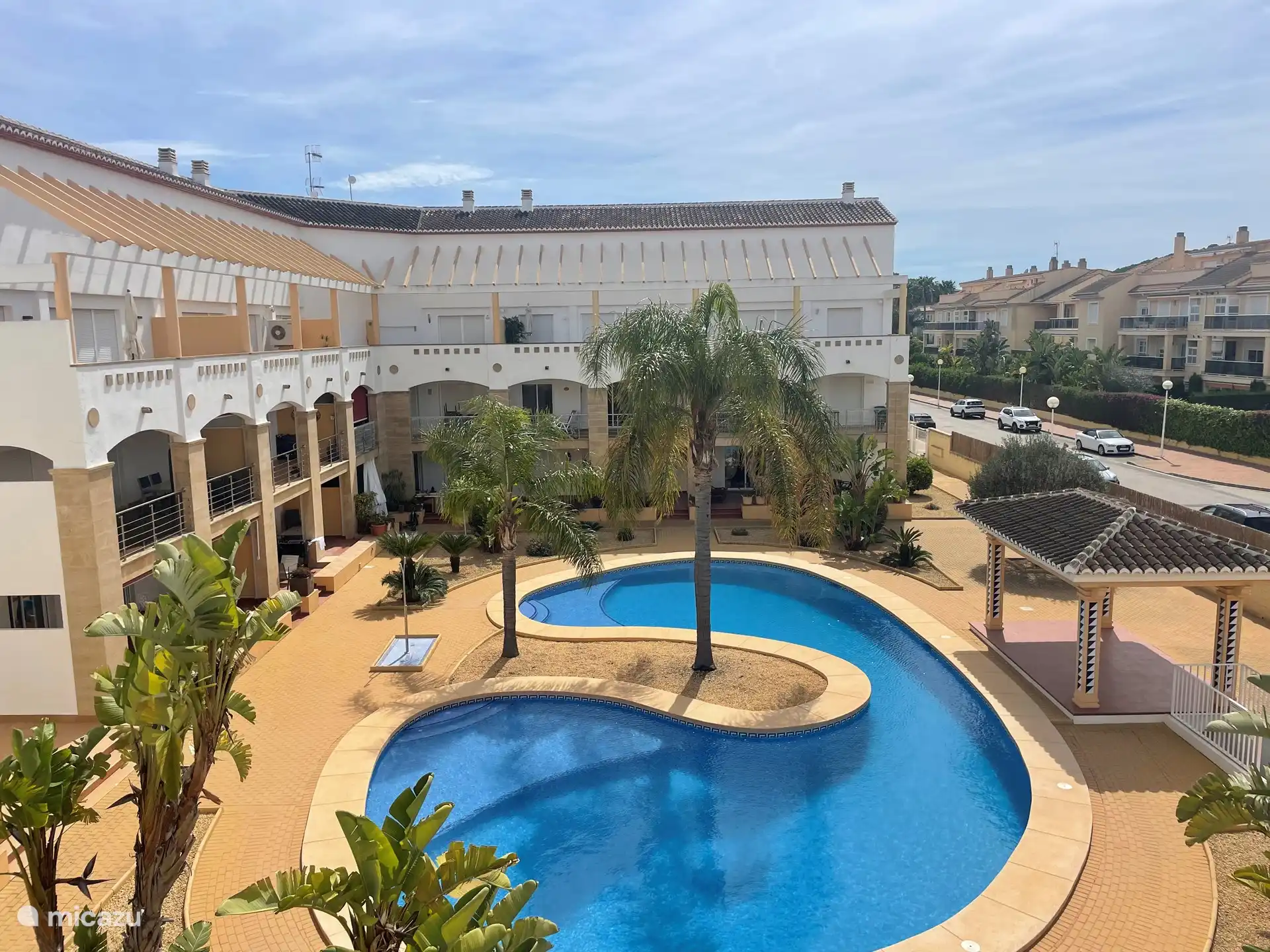 Blick von der Terrasse auf den Pool