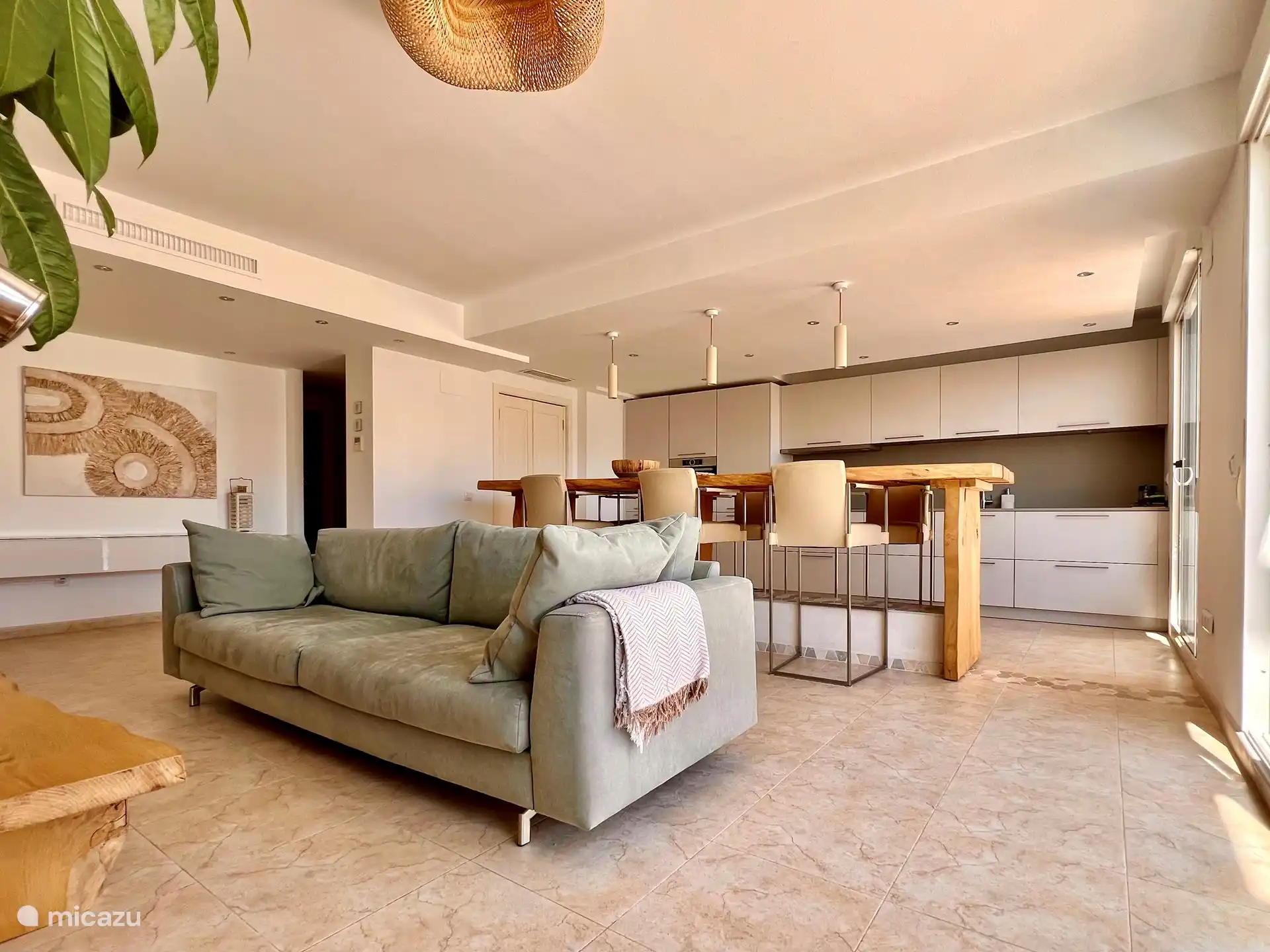 Wohnzimmer mit offener Küche