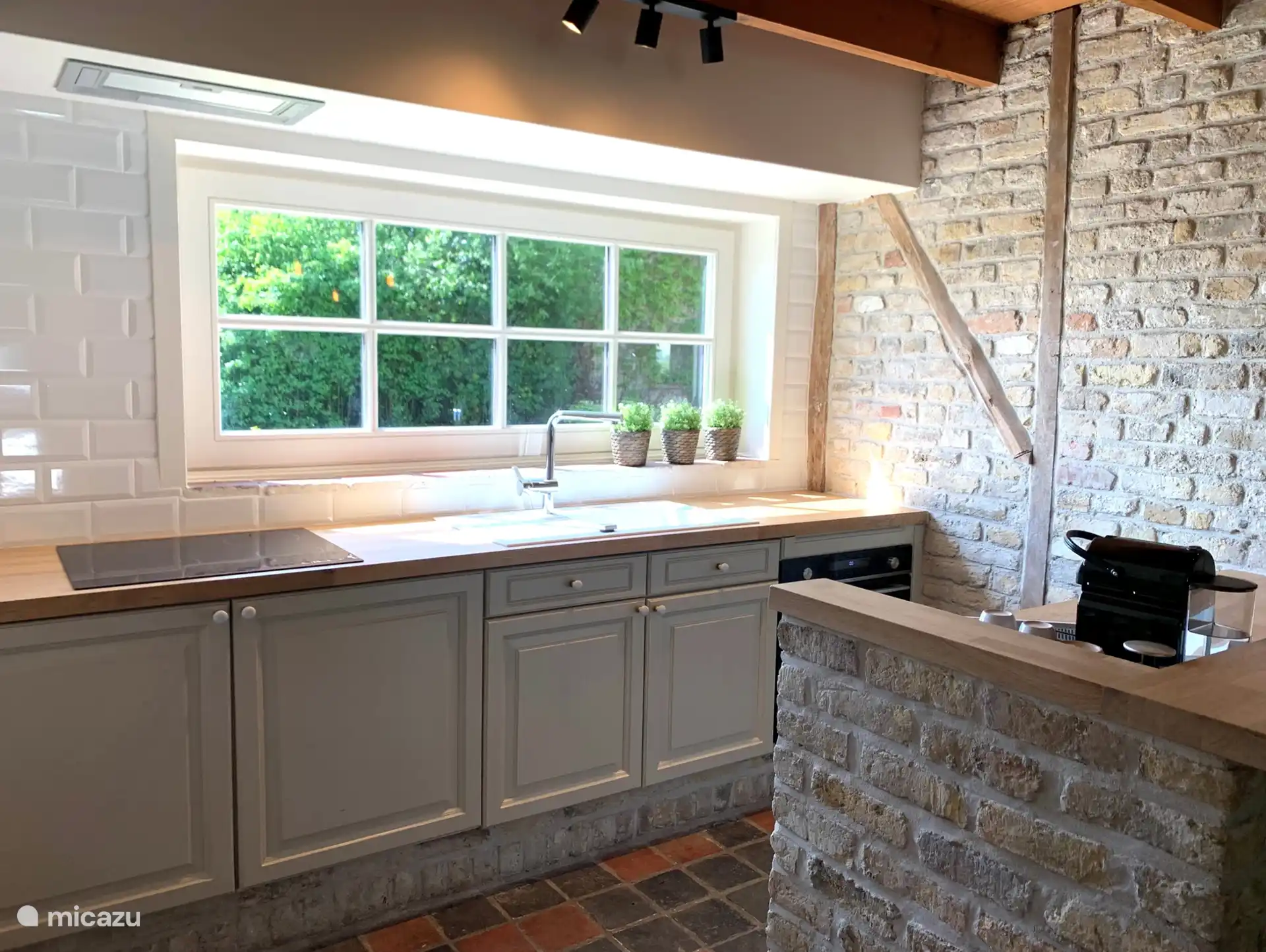 Cocina con vitrocerámica, horno combinado, nespresso,...