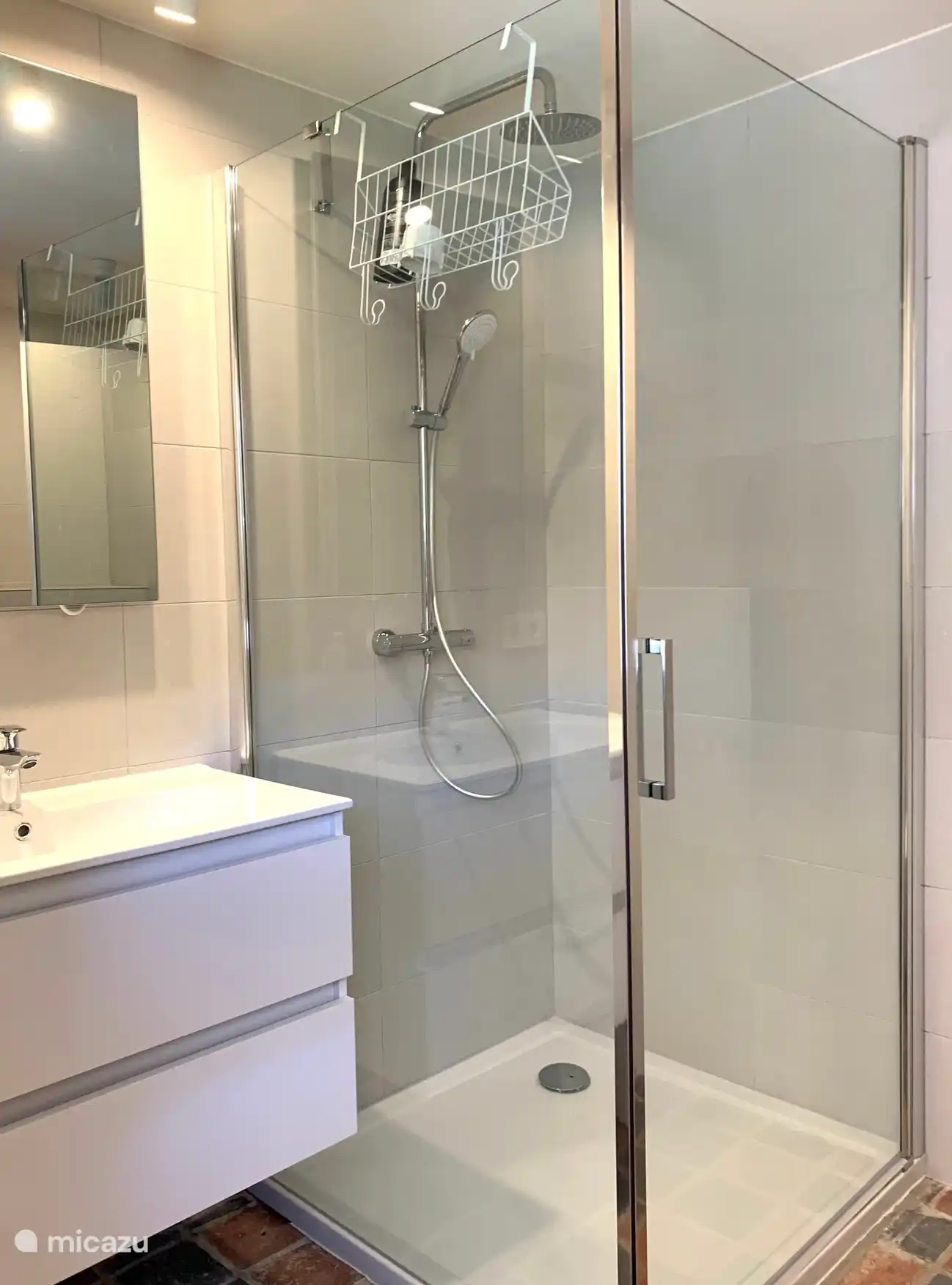 Cuarto de baño con ducha, inodoro y lavabo