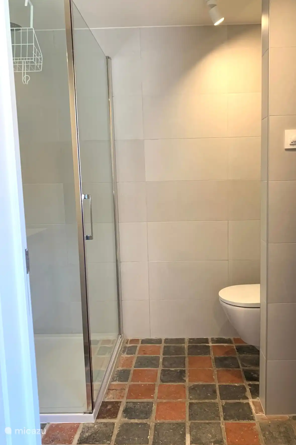 Cuarto de baño con ducha, inodoro y lavabo