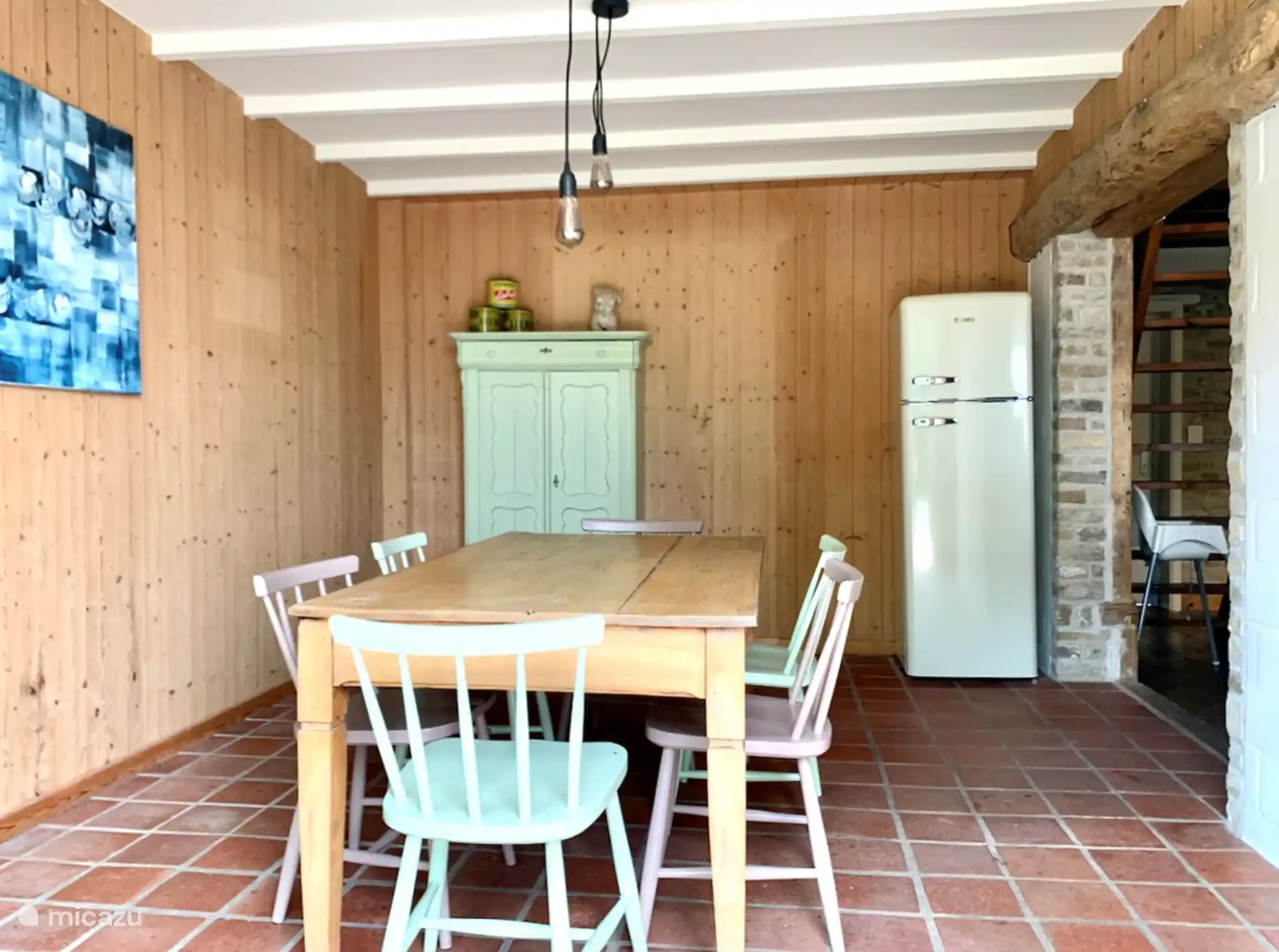 Zona de comedor con nevera-congelador y nevera para vinos