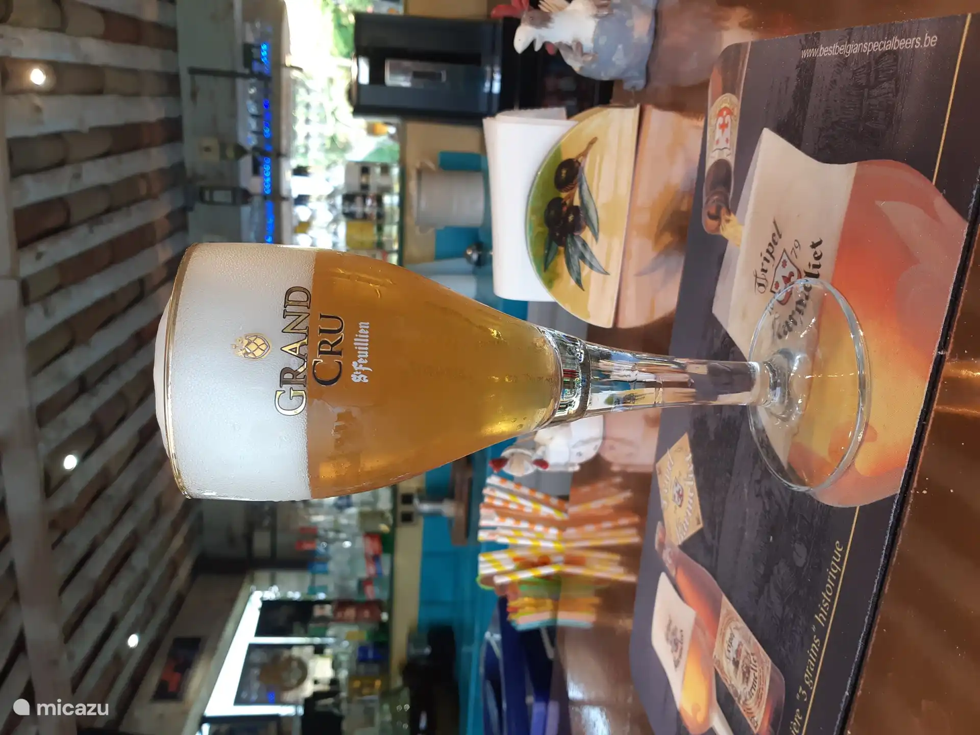 Ein gutes kaltes Bier, das an der Bar serviert wird