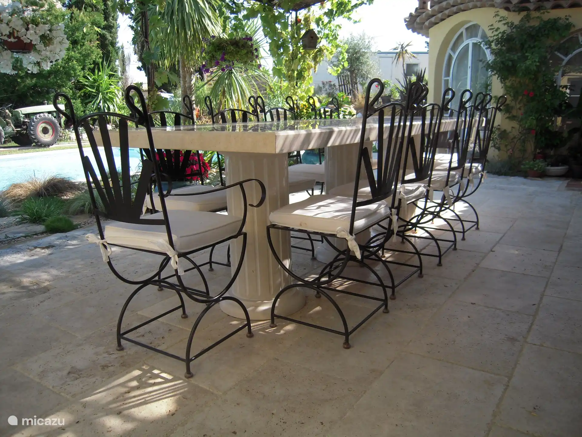 Schattige Terrasse unter der Weinlaube