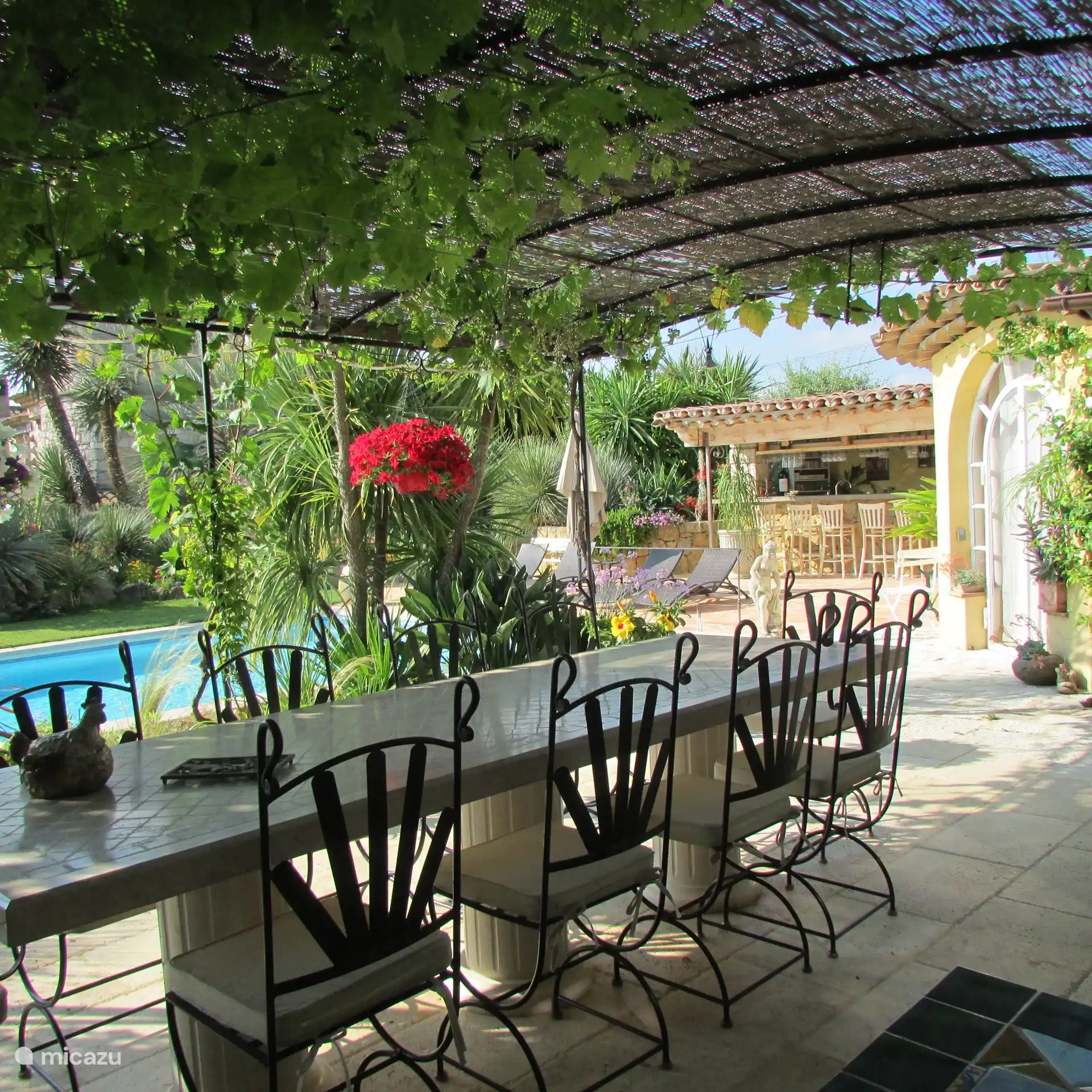 Schattige und blühende Terrasse