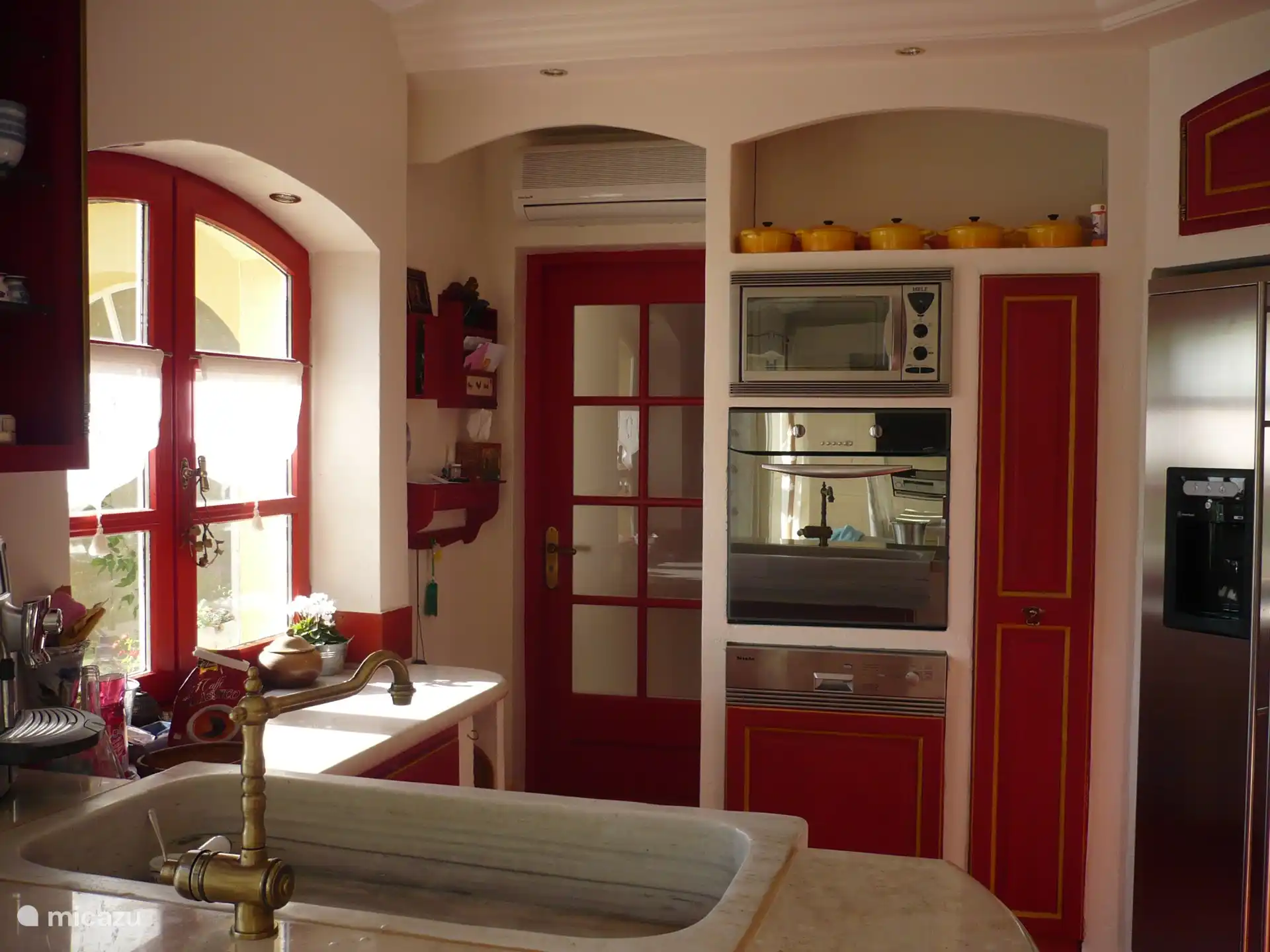 Küche mit Spüle aus geschnitztem Stein