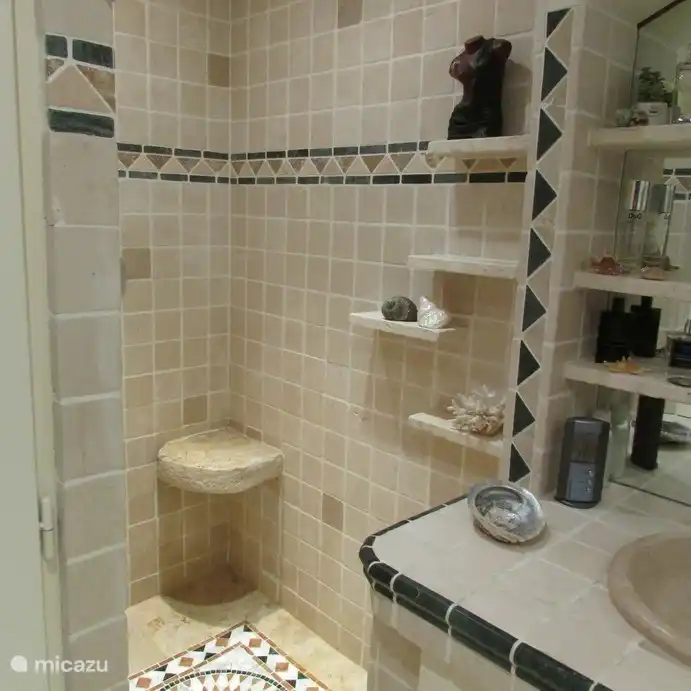 Badezimmer mit ebenerdiger Dusche