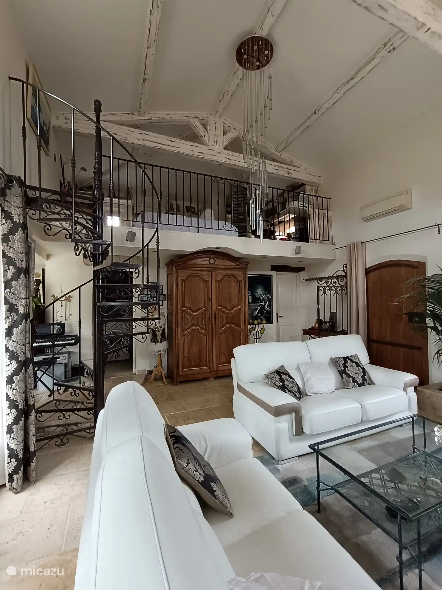 Wendeltreppe mit Plexiglas-Stufenzugang Zwischengeschoss