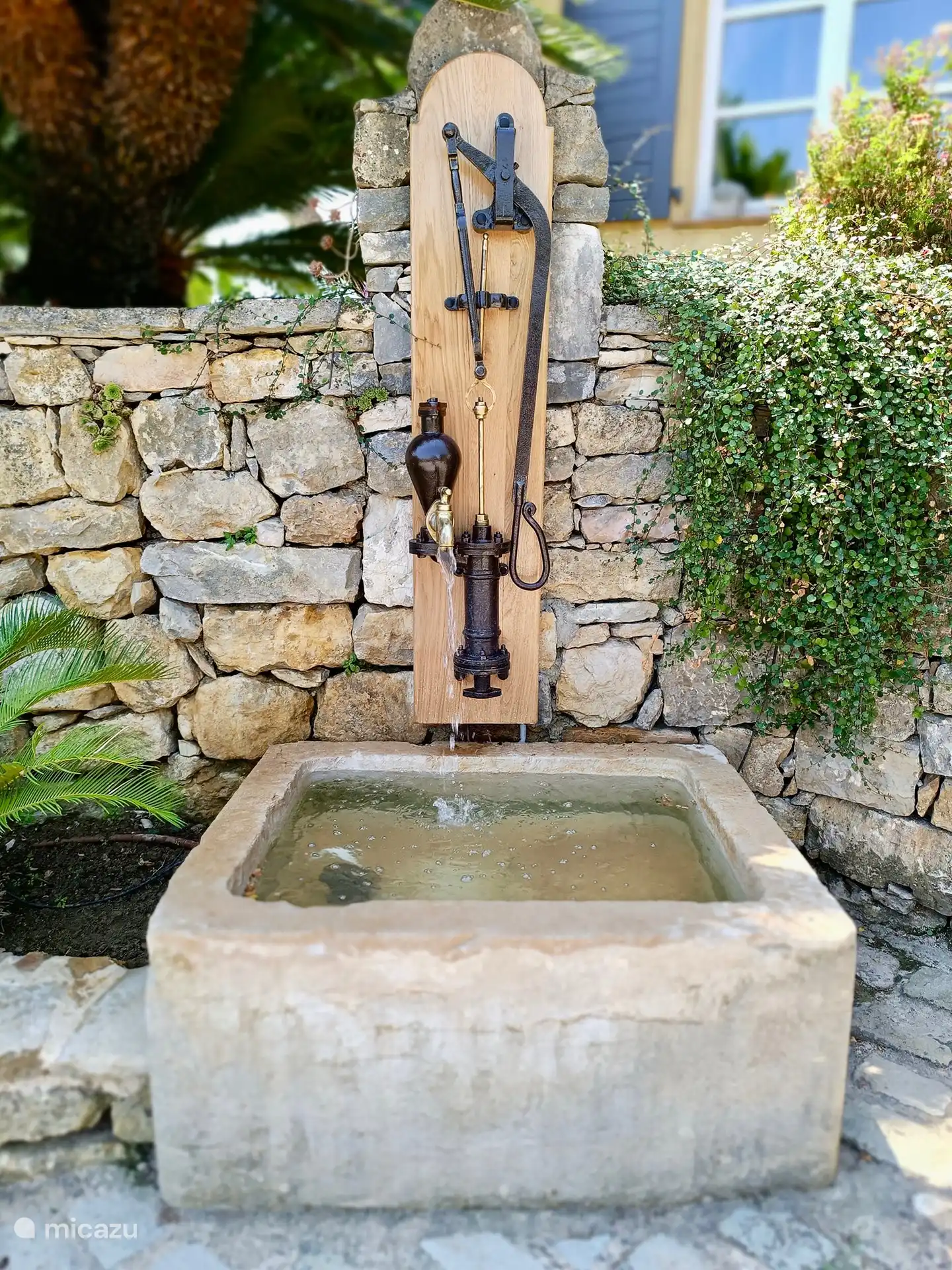 Alter Brunnen auf dem Parkplatz