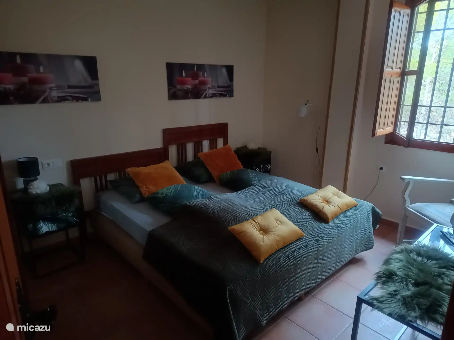 Schlafzimmer mit Wäscheschrank, Flachbildfernseher und guten Betten