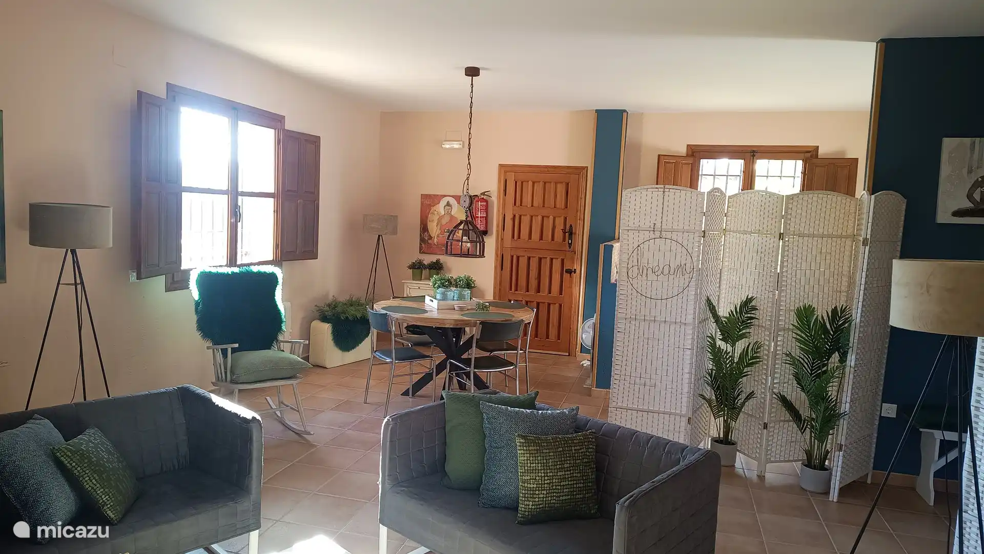 Geräumige Küche mit Kühlschrank mit Gefrierfach, Backofen, Herd, Mikrowelle, Senseo, Wasserkocher und ausreichend Tellern, Besteck etc..