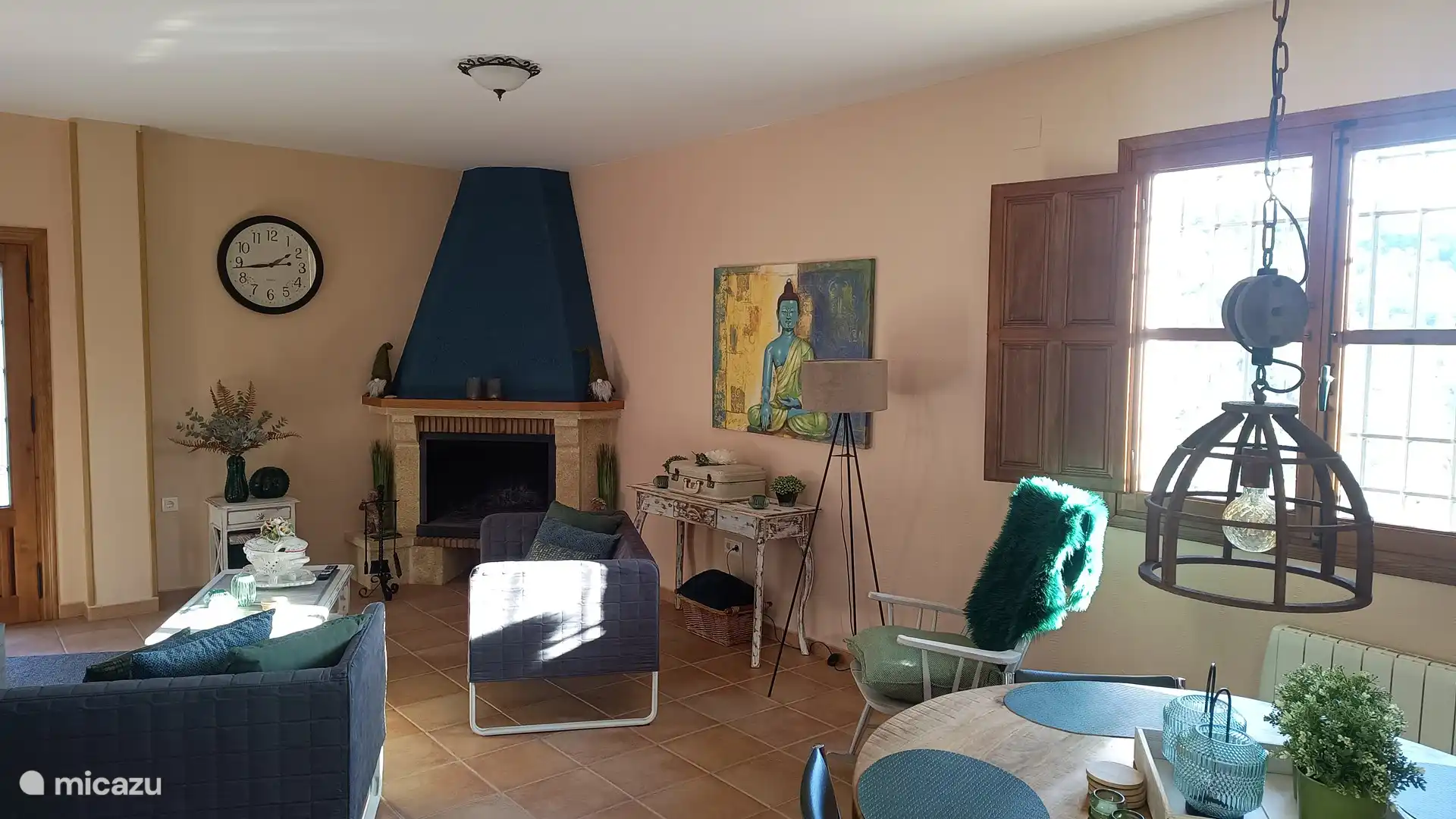 Gemütliches Wohnzimmer mit Kamin.