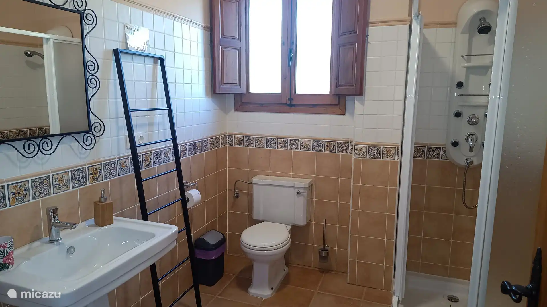 Geräumiges Badezimmer mit WC, Bidet, Waschbecken und Dusche.