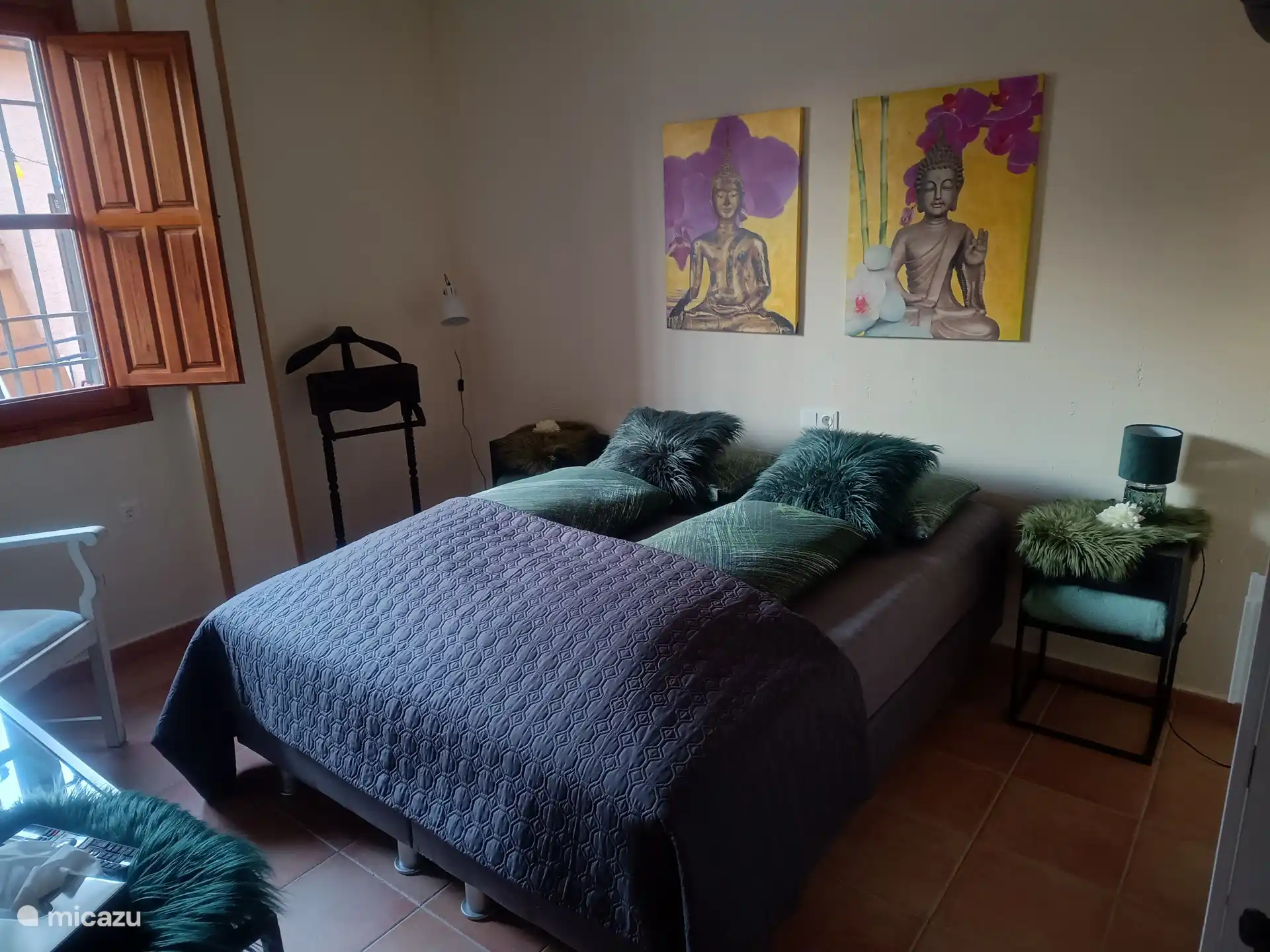 Schlafzimmer mit Wäscheschrank, Flachbildfernseher und guten Betten