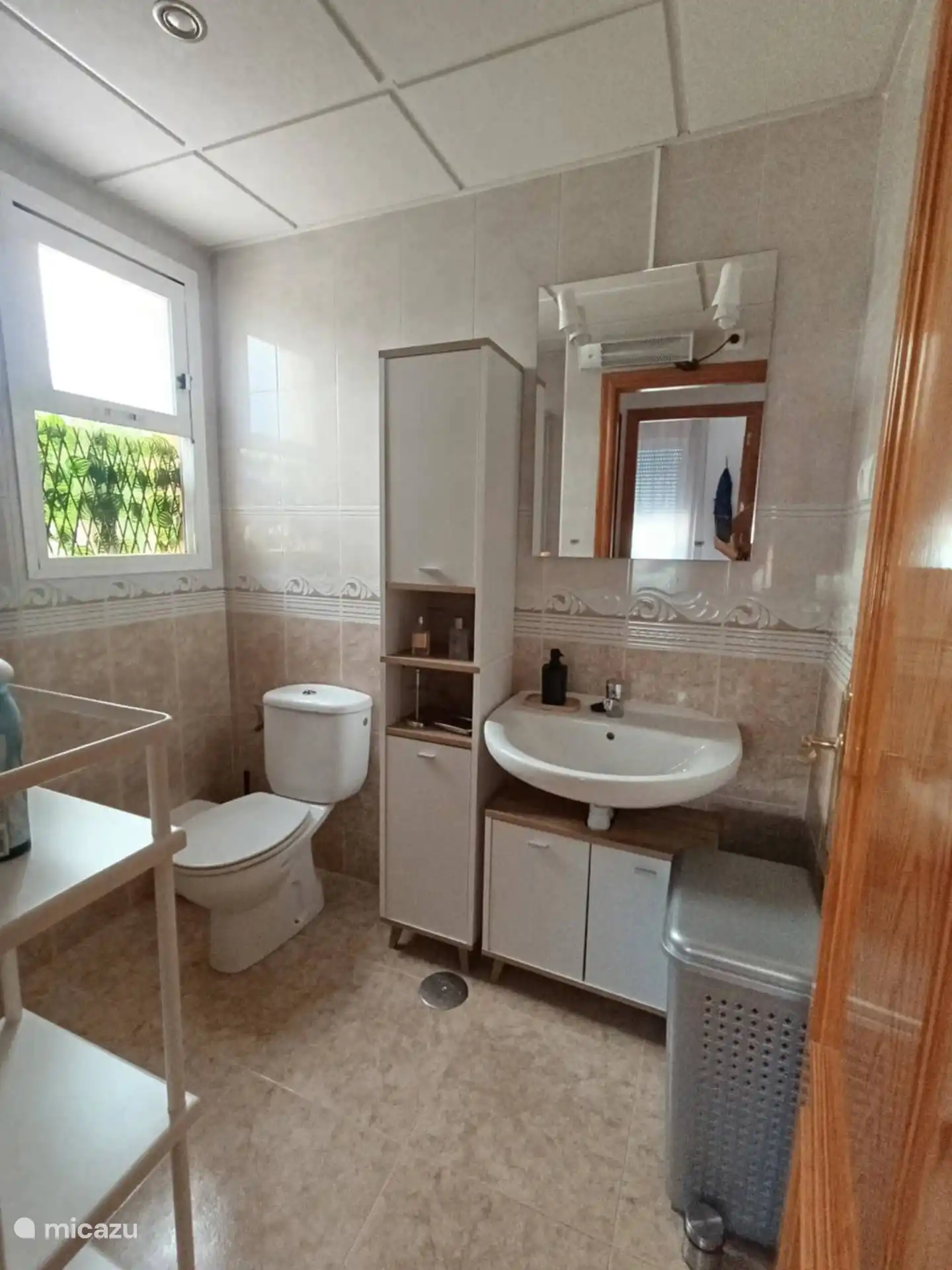 Salle de bain avec WC et douche, sèche-cheveux 