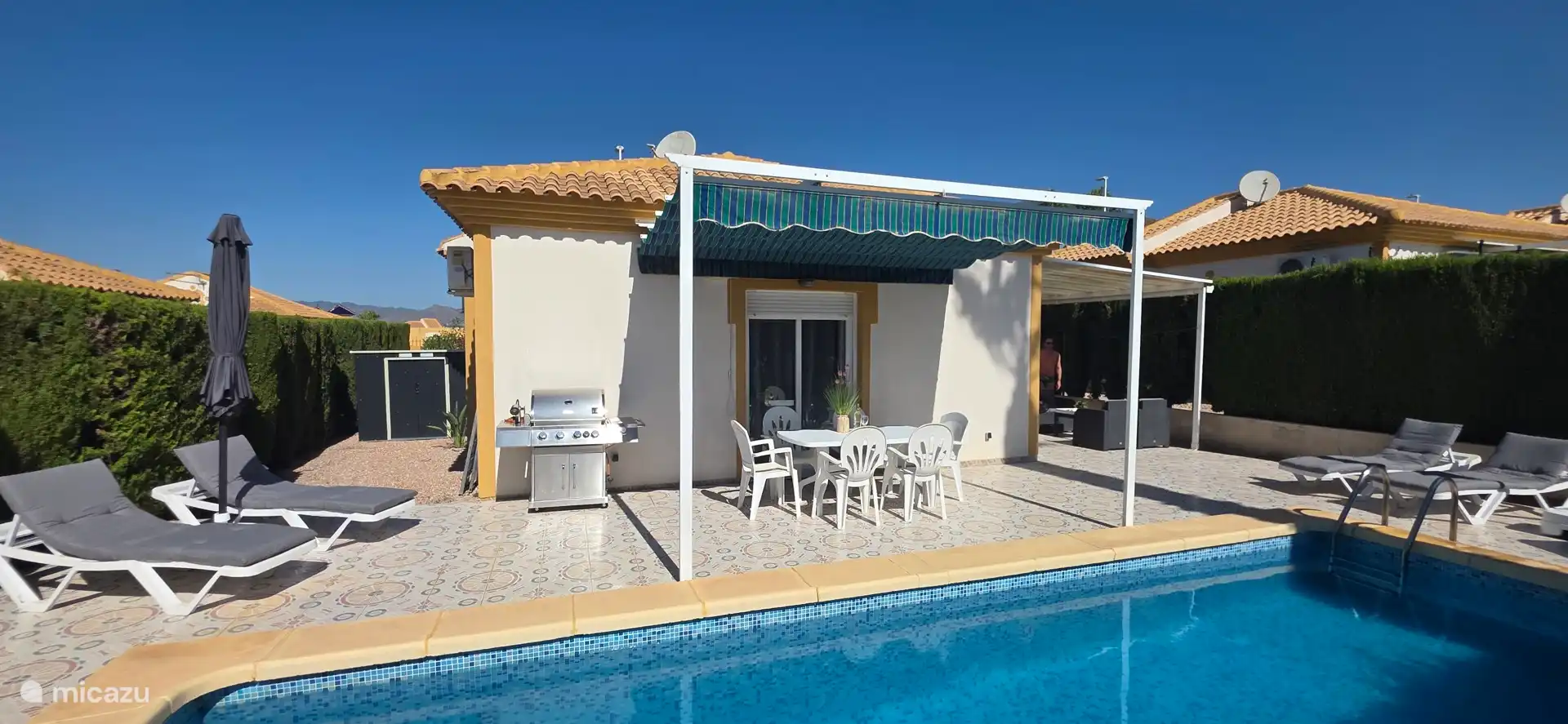 chaises longues, local à vélos, barbecue à gaz