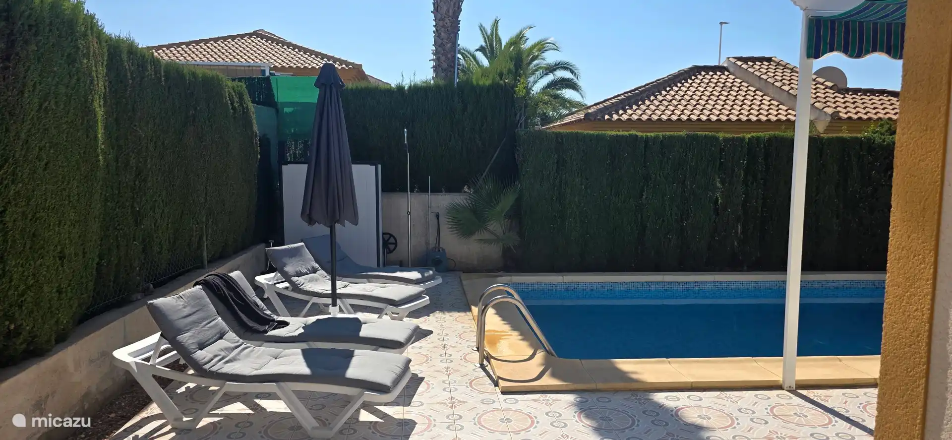 Chaises longues et douche extérieure