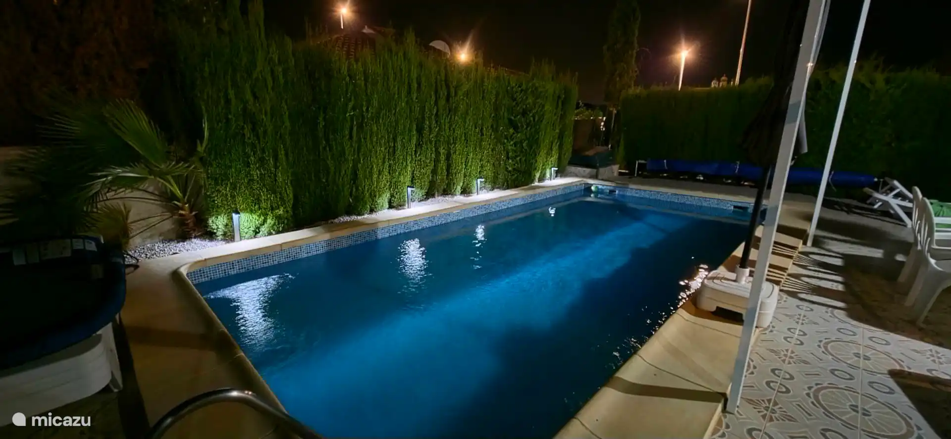piscina por la noche