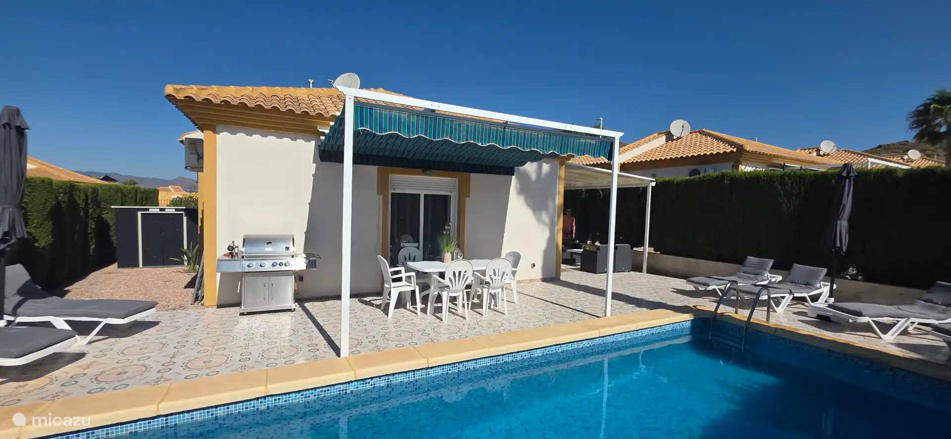 Chaises longues avec parasol