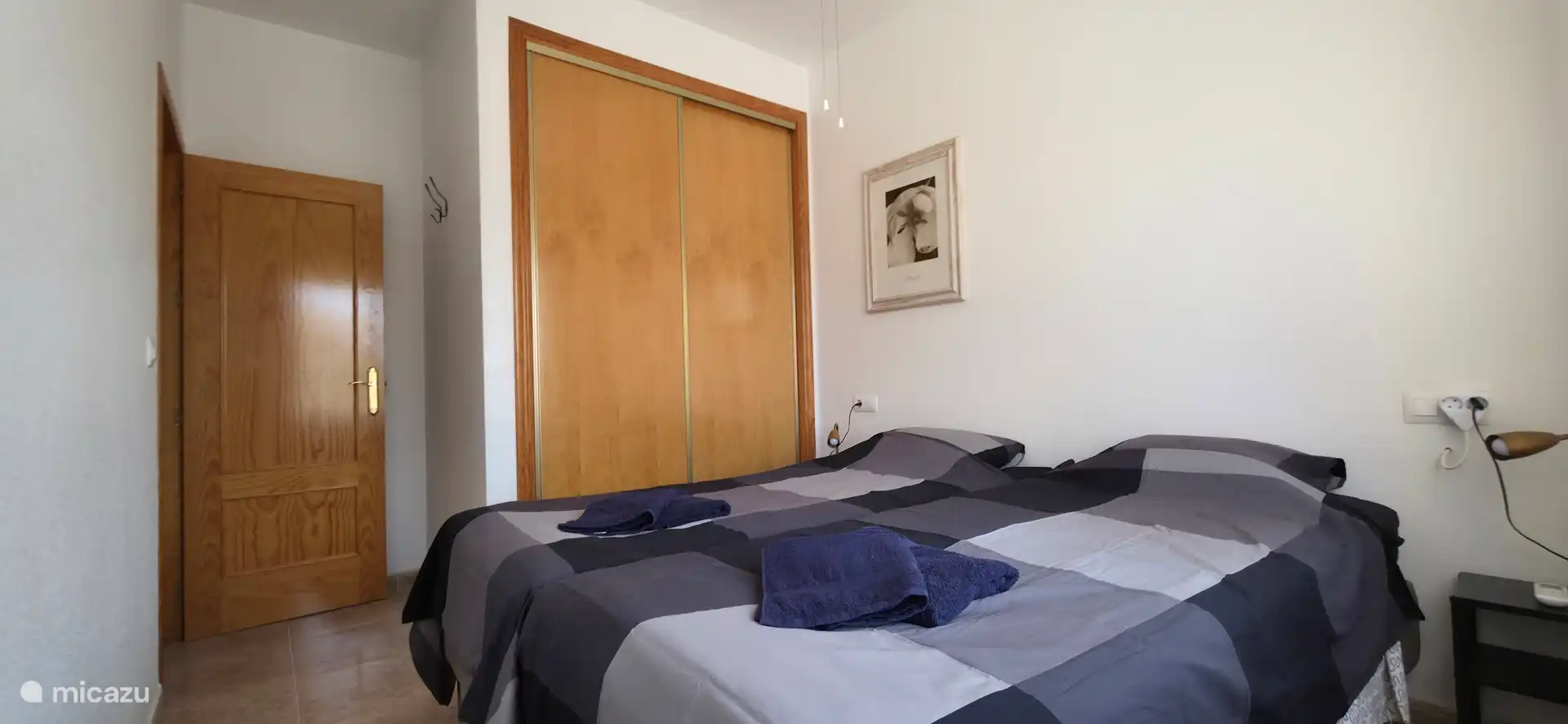 1ère chambre avec placard, climatisation (froid et chaud) Dans le placard table à repasser et fer à repasser