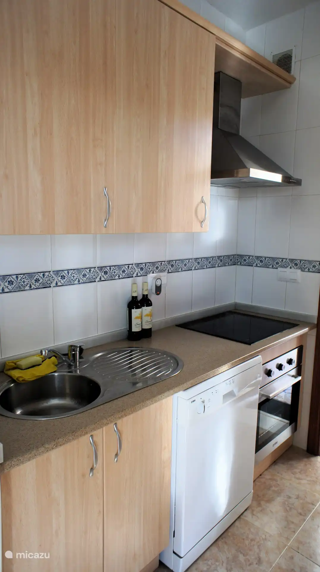 lave-vaisselle, four, hotte aspirante et plaque vitrocéramique