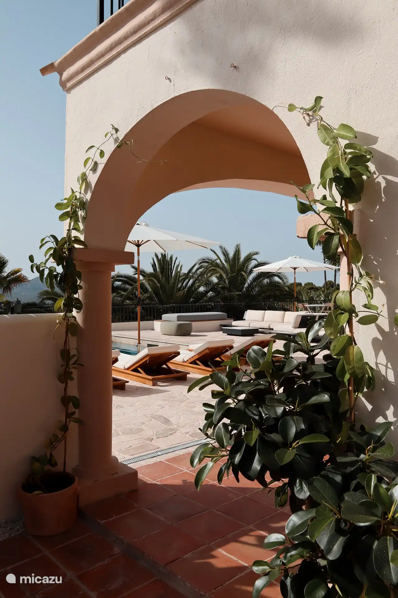 Schwimmbad mit Sonnenliege