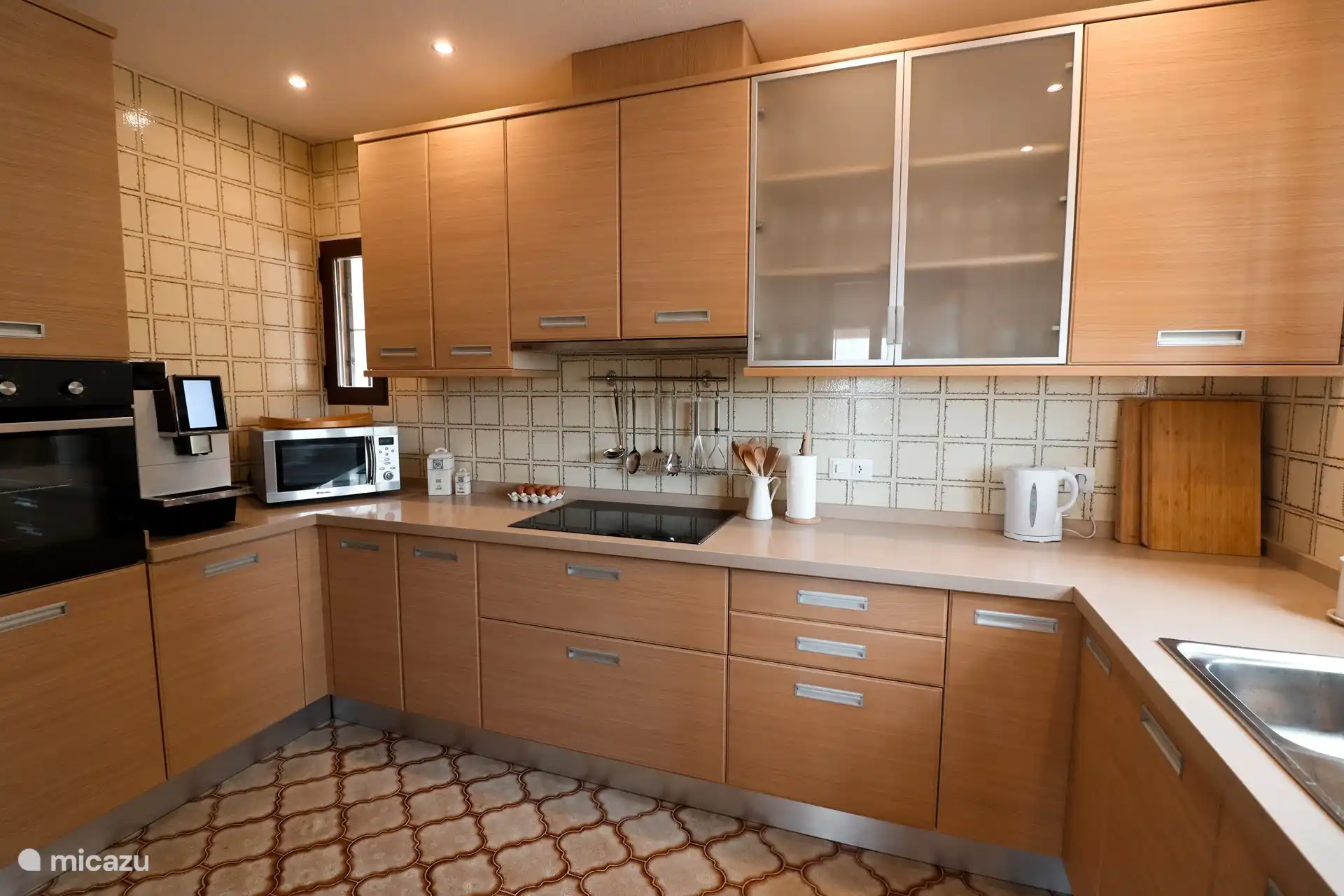 Die schöne geräumige Küche