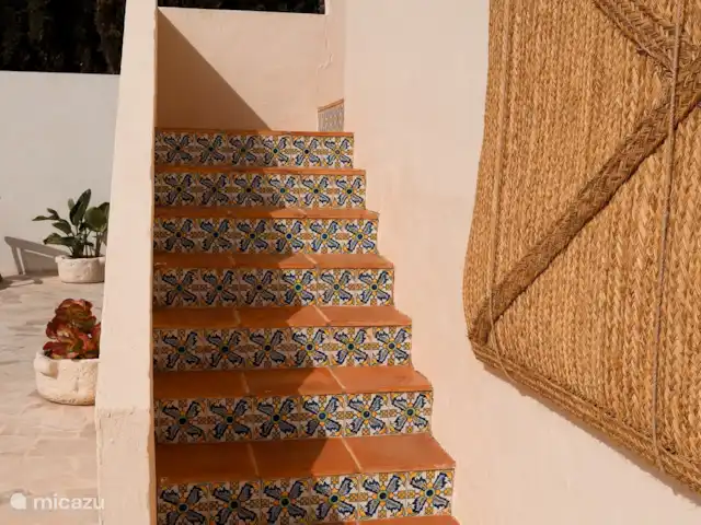 La Casa Calma  | Espagne, Costa Blanca, Alfáz del Pi - villa Escalier menant à l’espace de vie