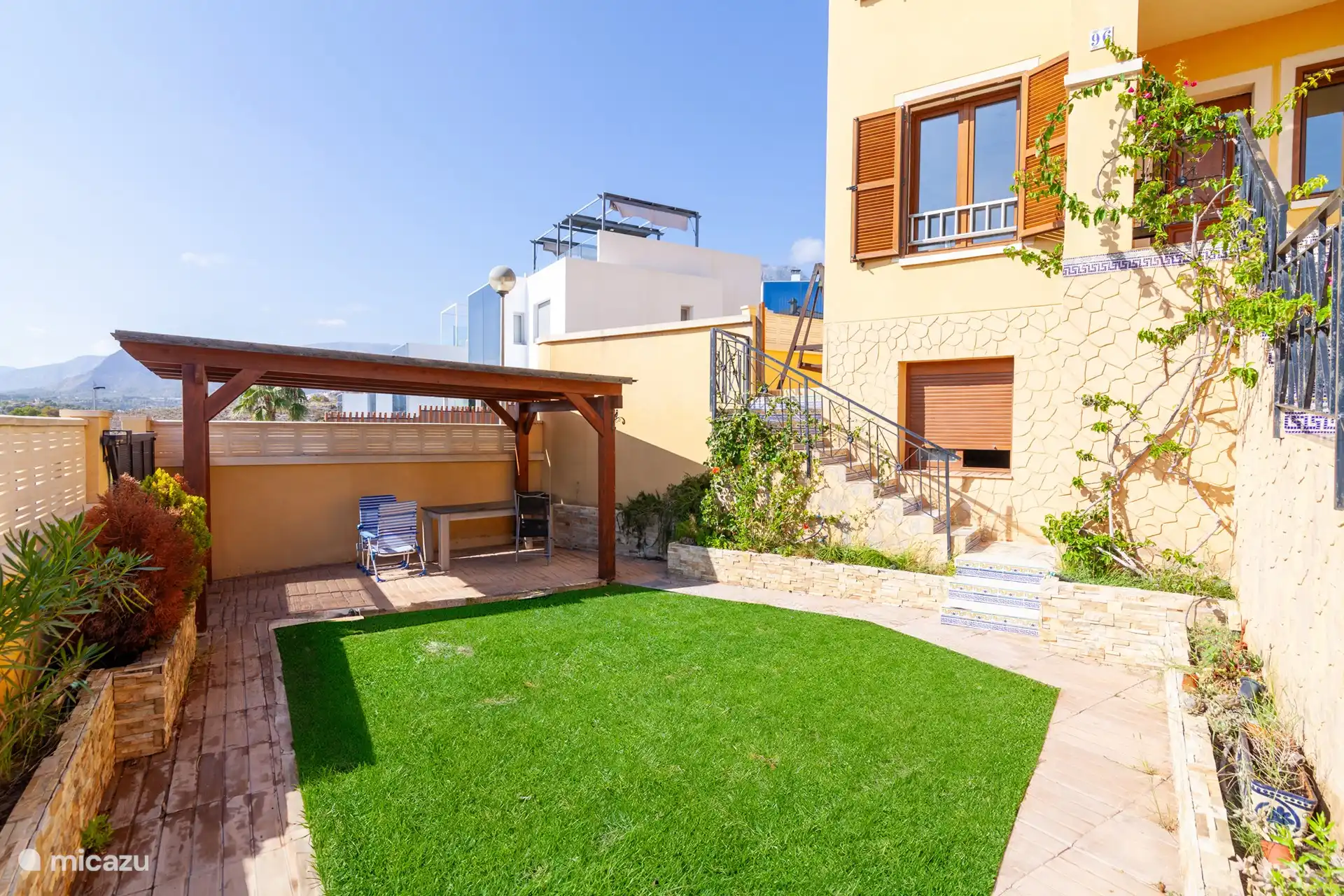 Patio con aparcamiento y cesped natural