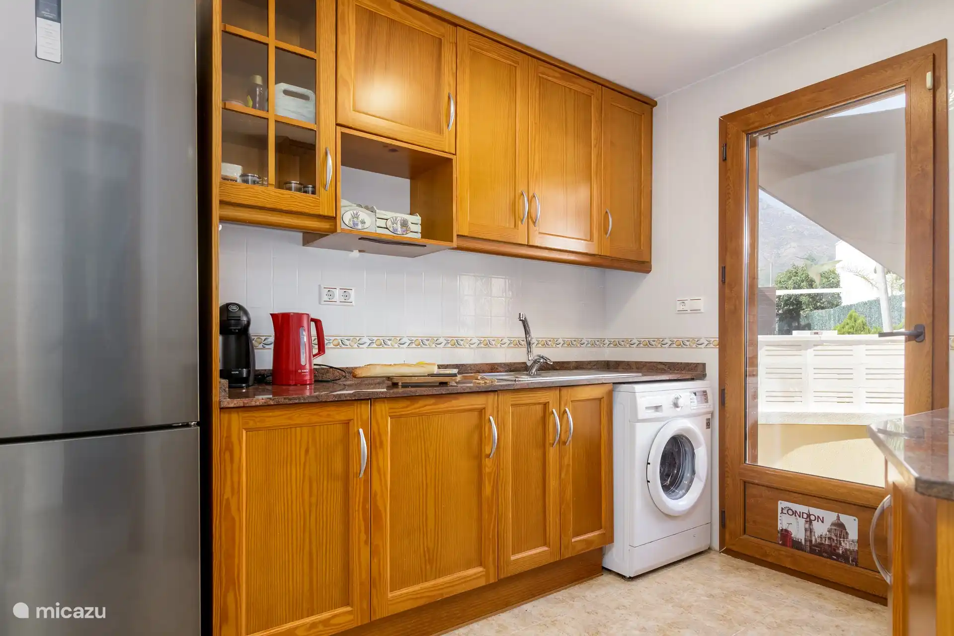 Cocina con acceso a una terraza privada