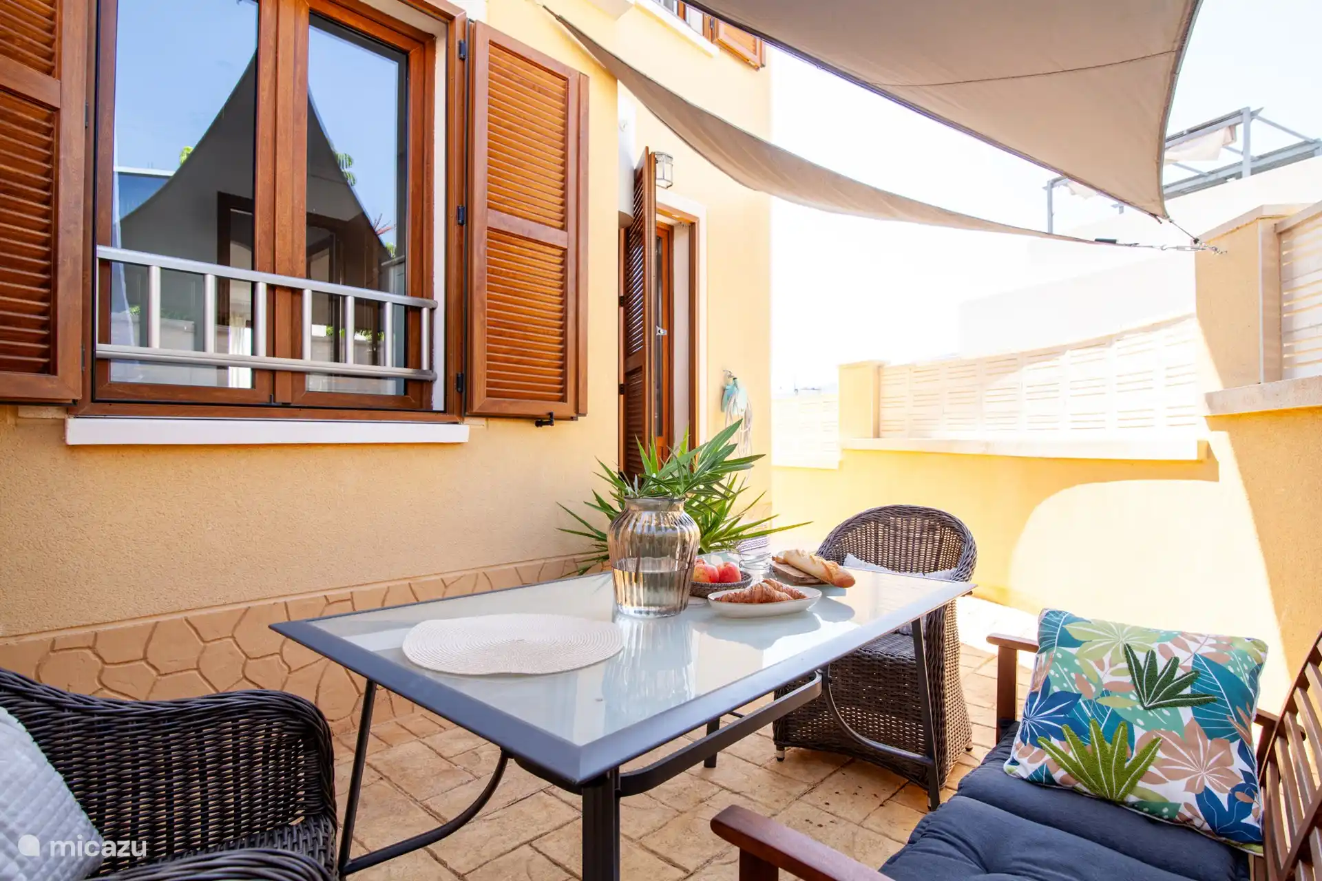 Acogedora terraza con entrada a la cocina donde te sentiras perfecto tanto por la mañana como por la noche