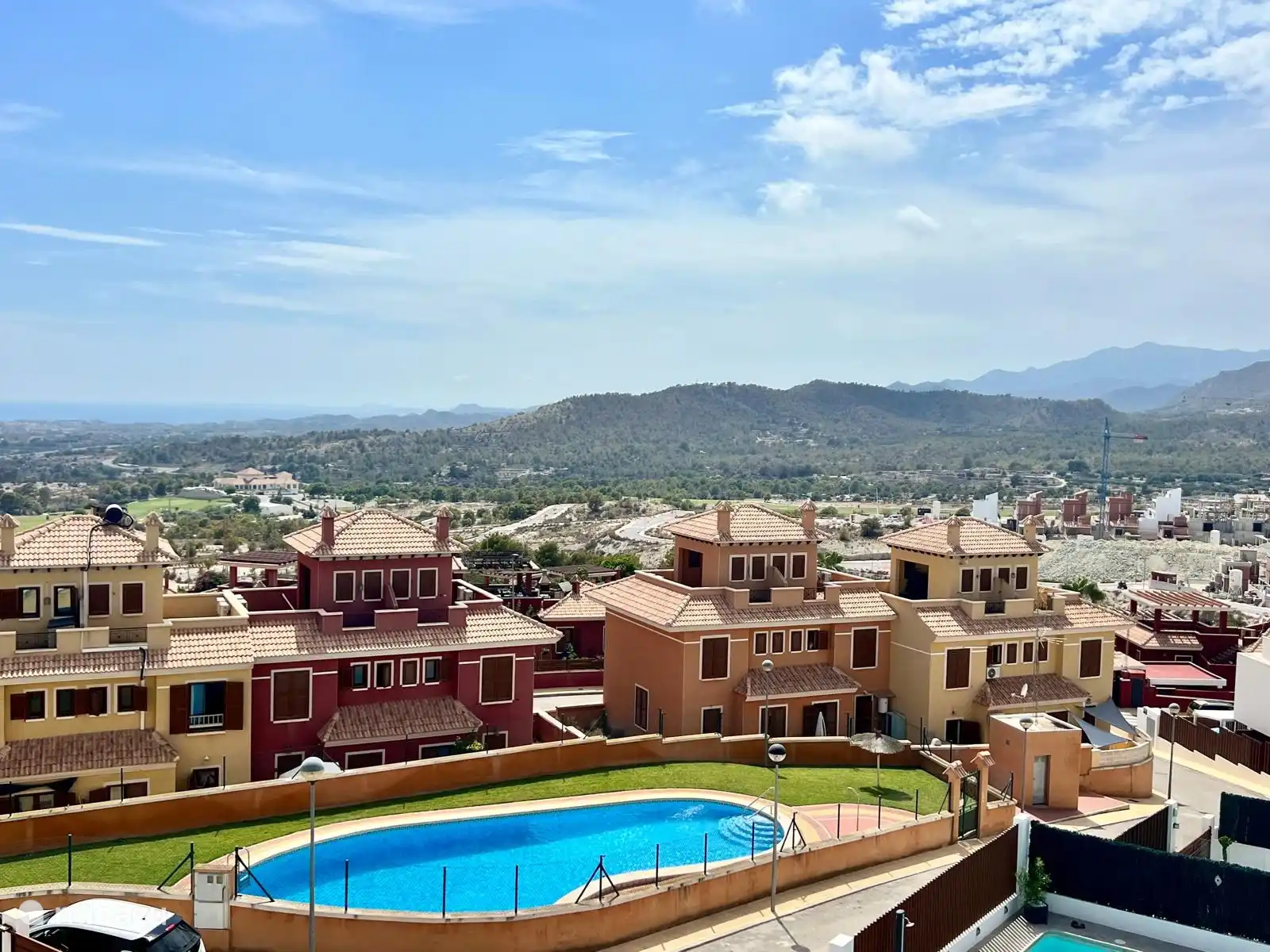Casa en esquina adosada y piscina comunitaria