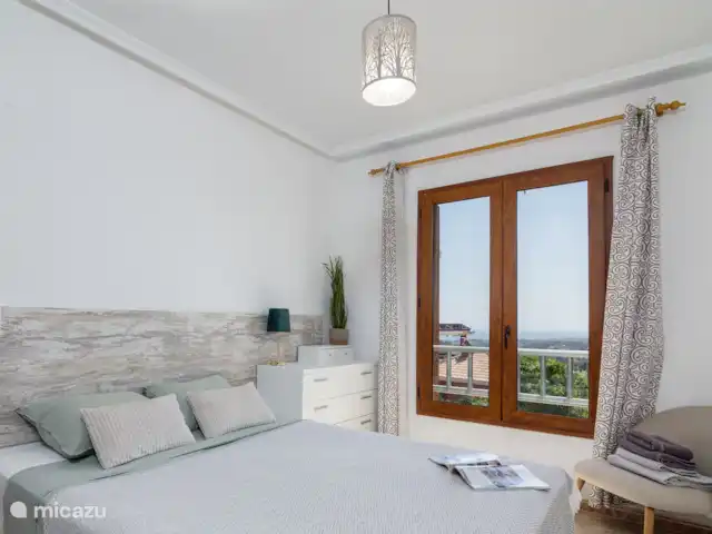 Vakantiehuis Letsspanje huren in Spanje, Costa Blanca, Finestrat - geschakelde woning Word wakker met een adembenemend uitzicht op zee in deze lichte en luchtige slaapkamer. Uw perfecte ontsnapping aan zee begint hier.