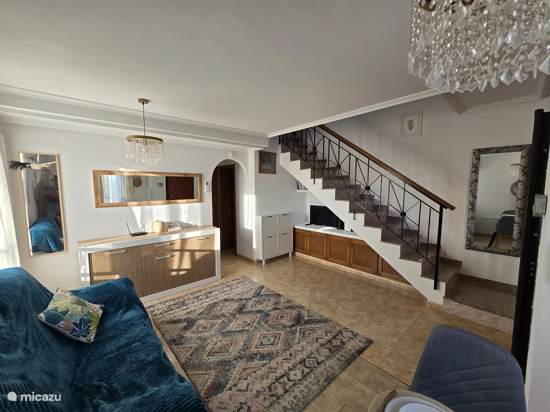 Salon luminoso y escalera al segunda planta