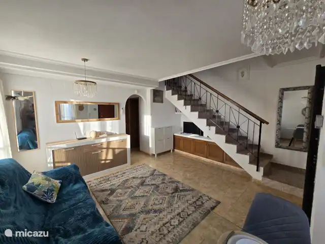Vakantiehuis Letsspanje huren in Spanje, Costa Blanca, Finestrat - geschakelde woning Lichte woonkamer en trapopgang naar de tweede verdieping
