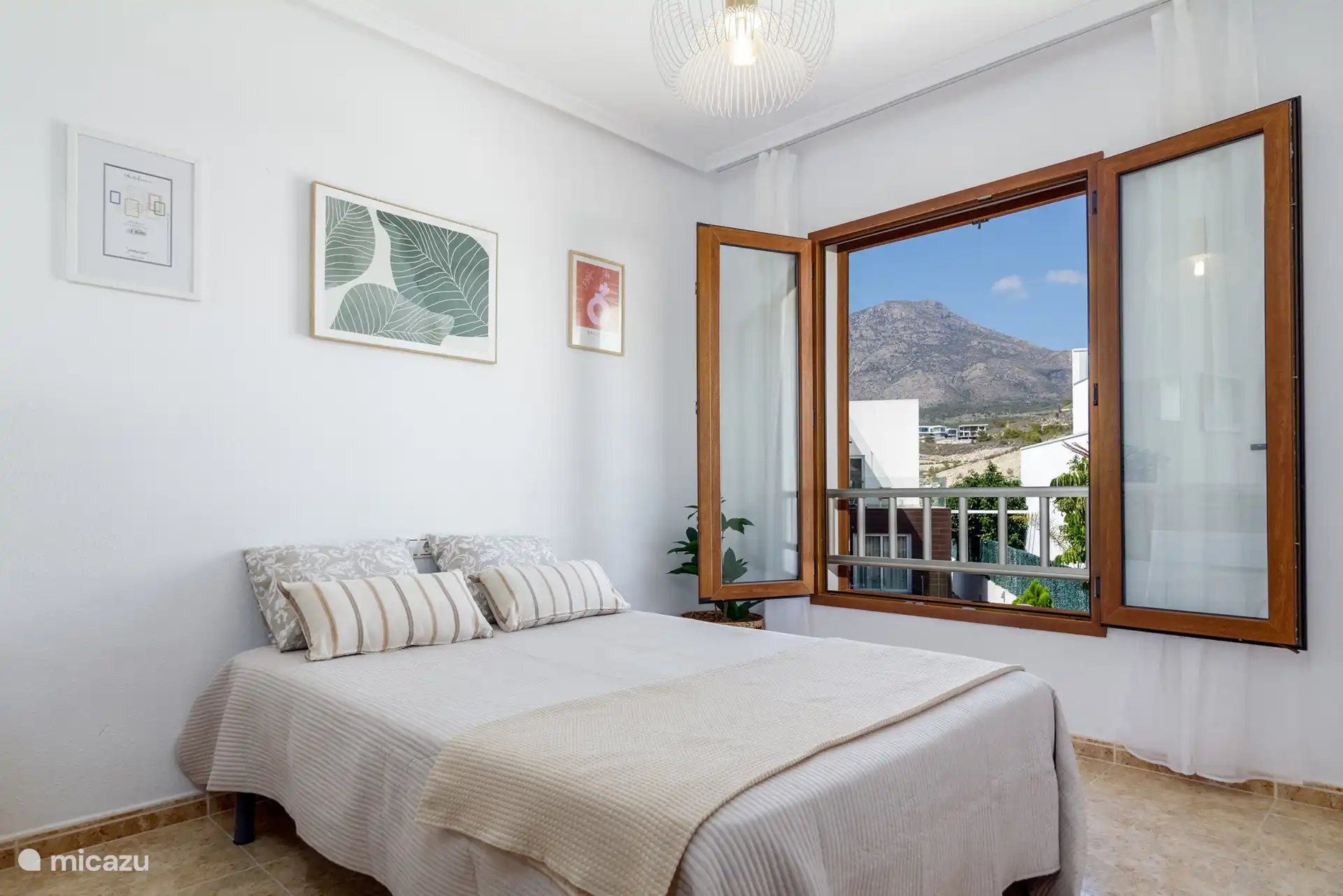 Dormitorio con vistas a la montaña legendaria  Puig Campana