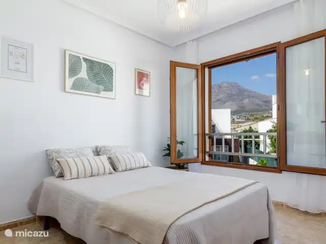 Vakantiehuis Letsspanje huren in Spanje, Costa Blanca, Finestrat - geschakelde woning Slaapkamer met uitzicht op de legendarische berg Puig Campana